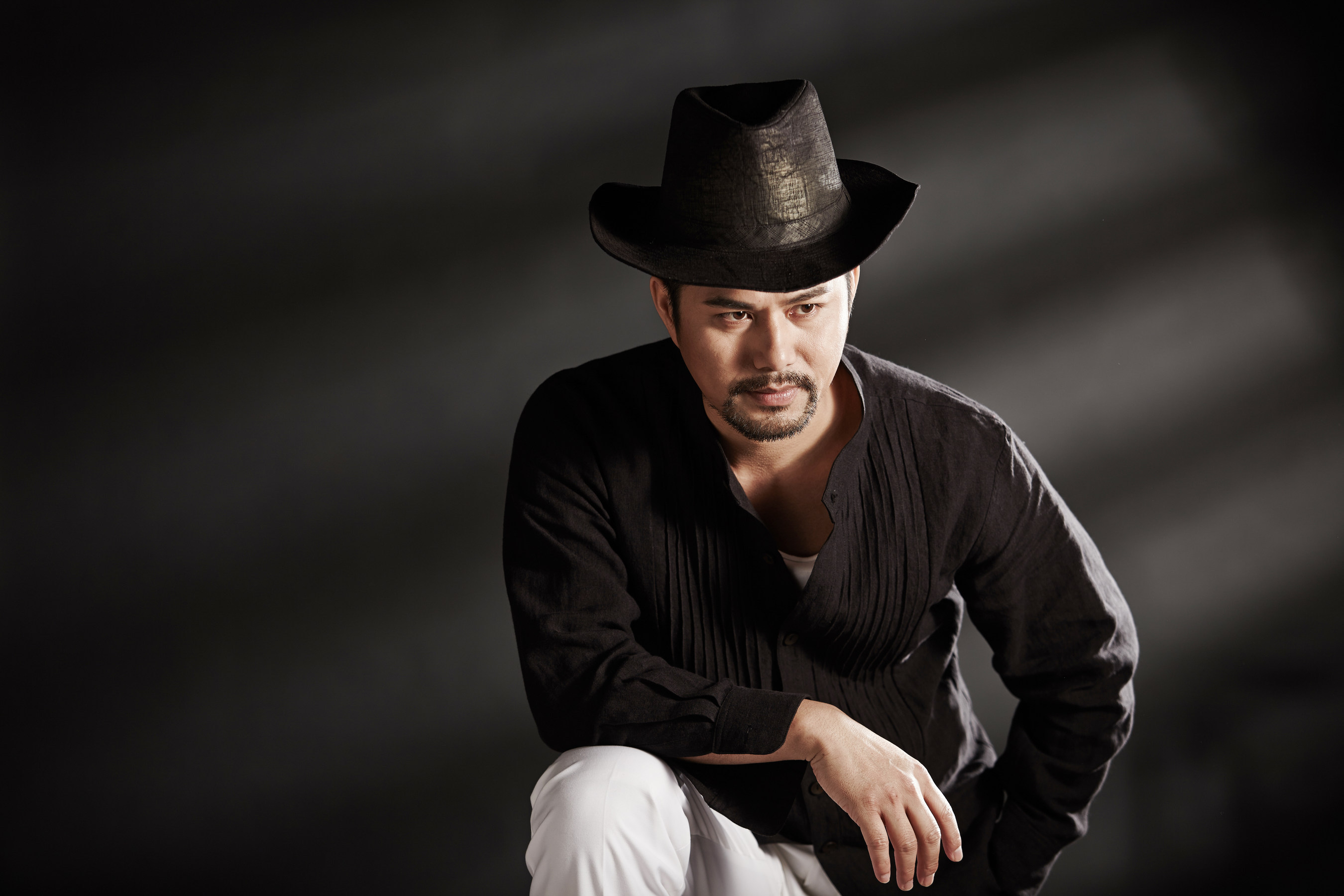 Photo of China’s Feilong Ji, an oriental handsome man with cowboy-like qualities who demonstrates a perfect combination of Chinese and Western aesthetics