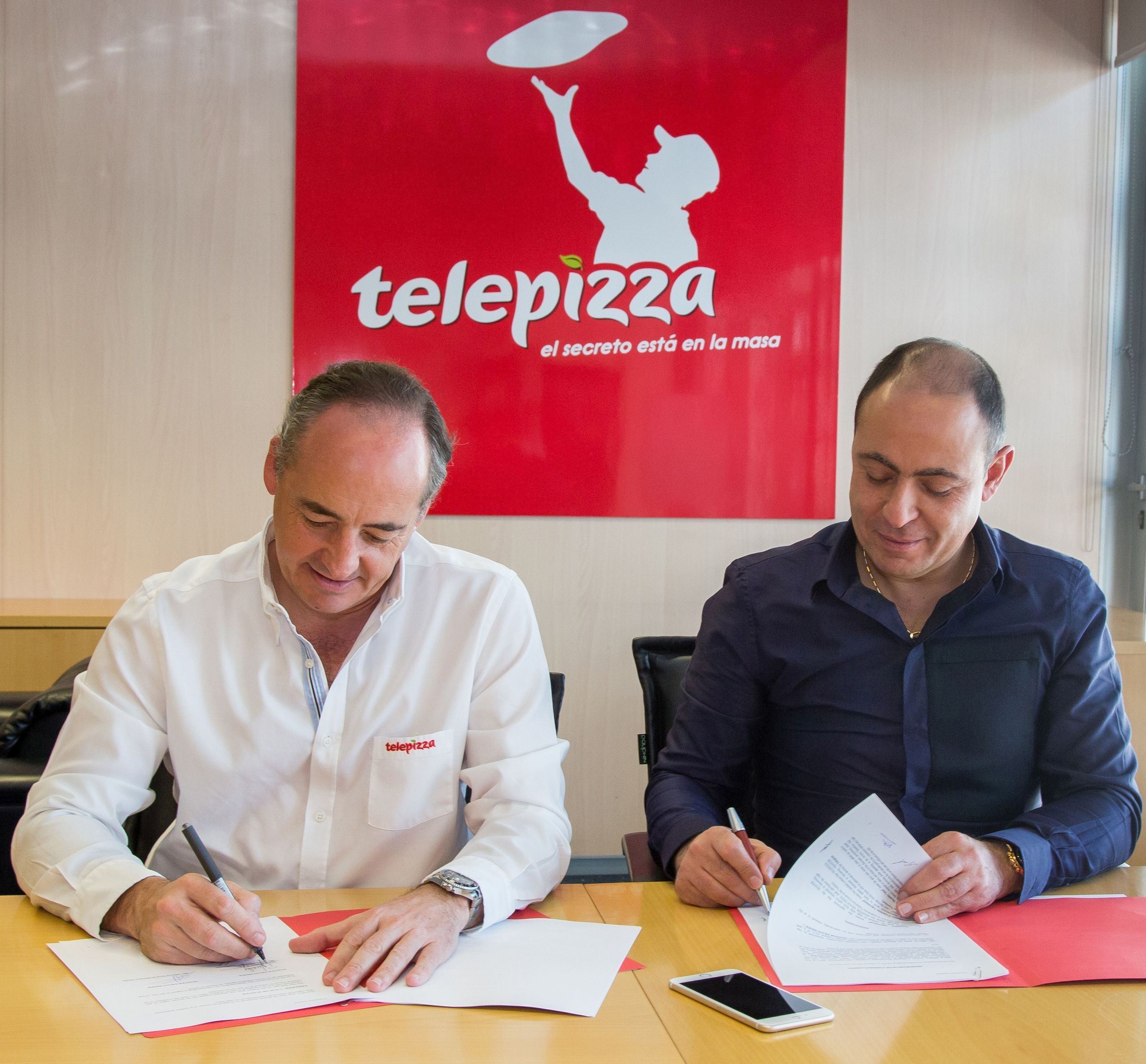 Pablo Juantegui, Consejero Delegado de Telepizza y Marcel Paul El Khoury Saade, representante del grupo inversor (PRNewsFoto/Telepizza)