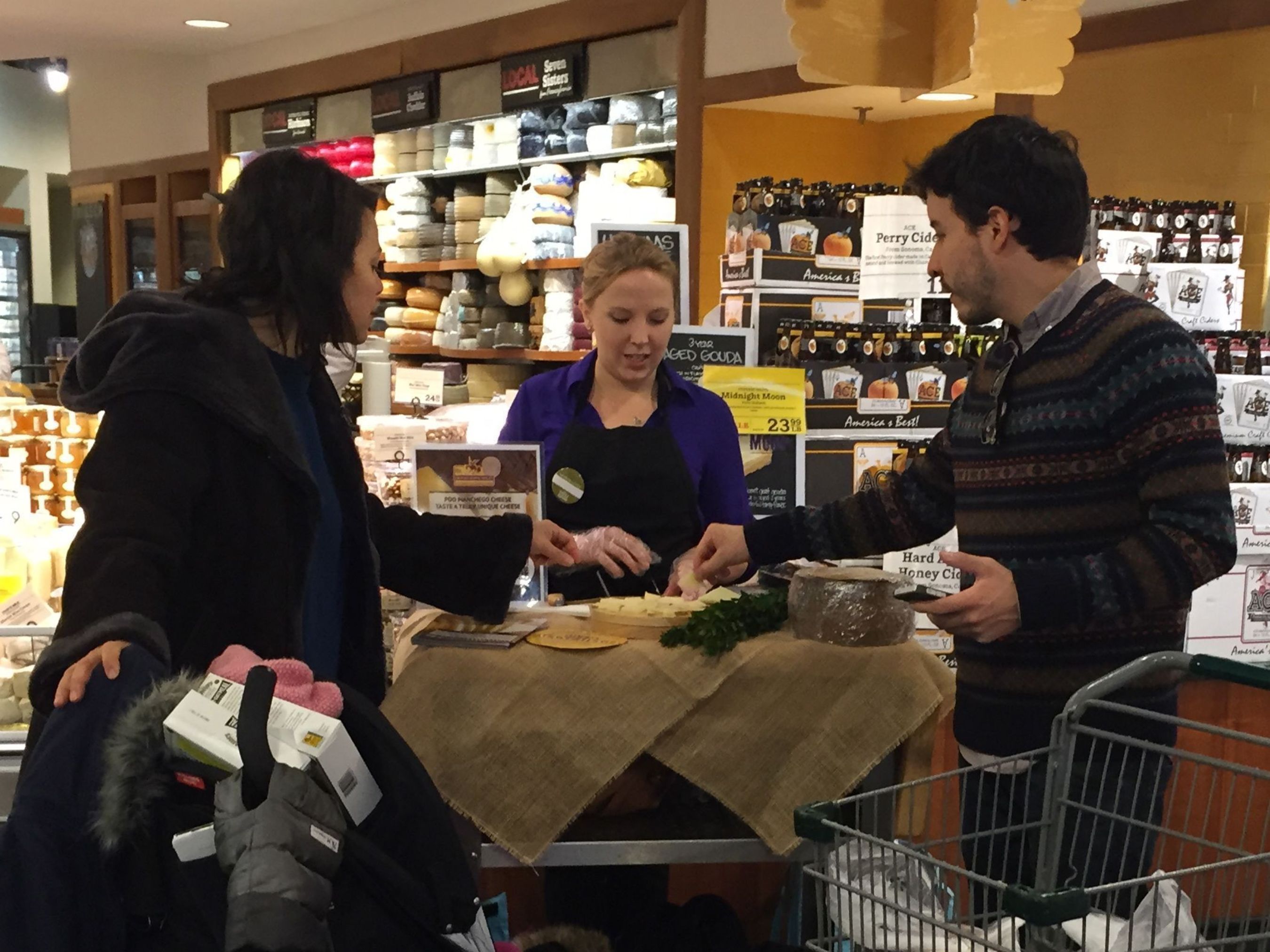 New Yorkers tasting PDO Manchego Cheese at Wholefoods Market (PRNewsFoto/PDO Manchego Cheese)