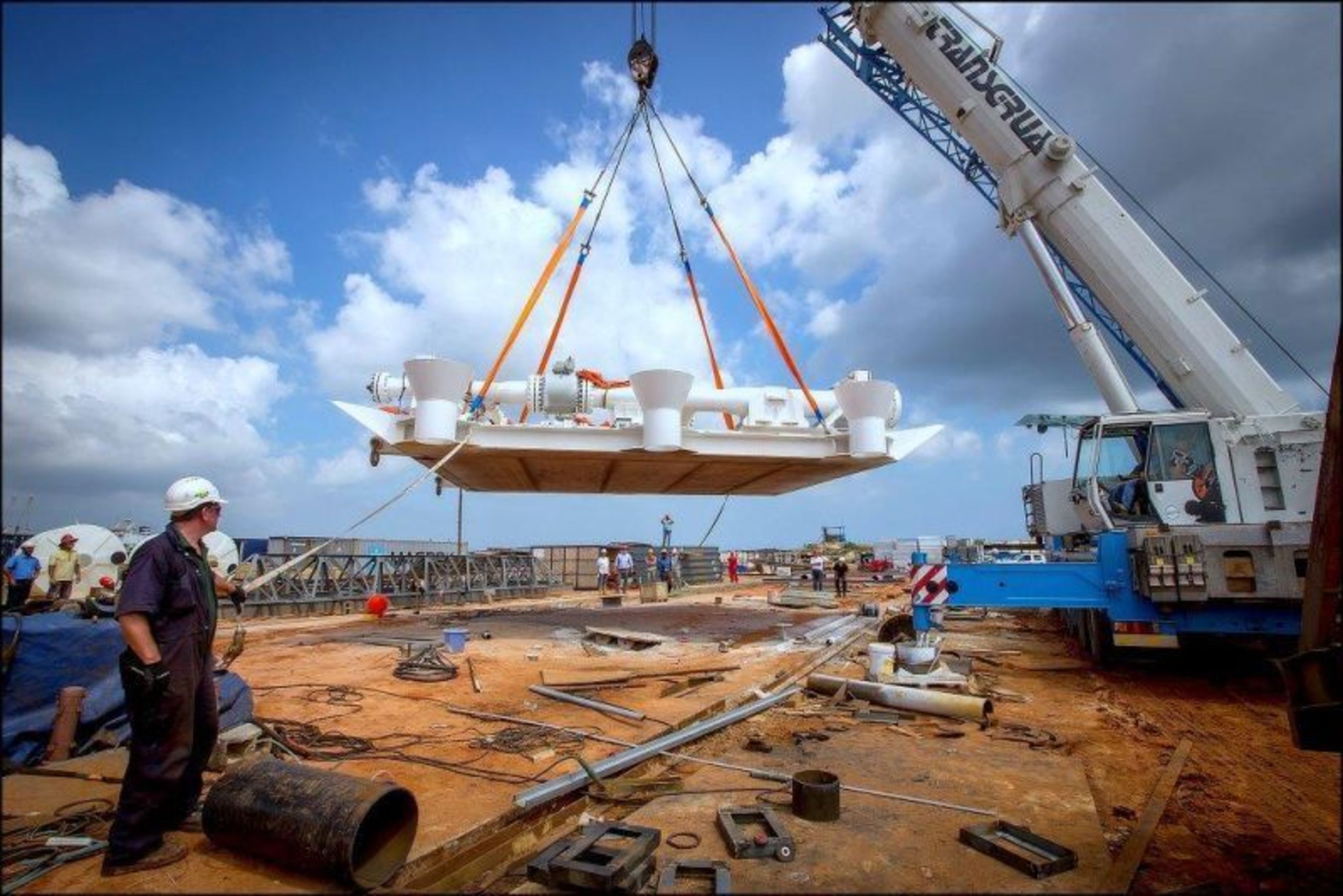 Lifting of the manifold that will take part in Puma Energyâeuro(TM)s offshore fuelling facilities in Angola âeuro" one of the worldâeuro(TM)s largest (PRNewsFoto/Puma Energy)