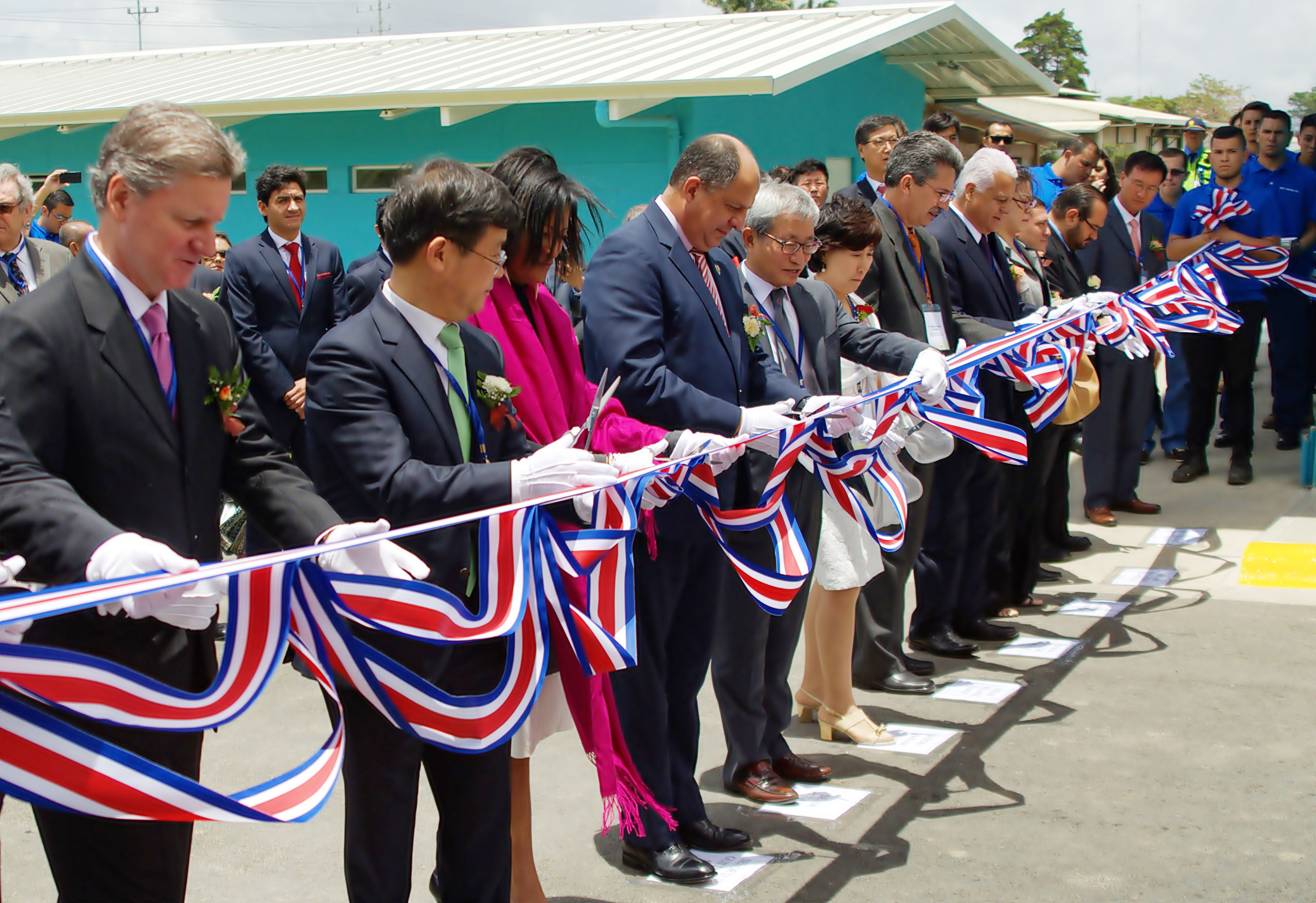 Sae-A Spinning is holding a ribbon-cutting to officially open the Sae-A Spinning S.R.L. Beginning third from the left, Cheryl Mills, Counselor and Chief of Staff for former Secretary of State to the United States (2009-2013) and Founder of BlackIvy Group; Luis Guillermo Solis, Costa Rican President; and Kim Woong-ki, Sae-A Trading Co. Ltd Chairman are pictured.