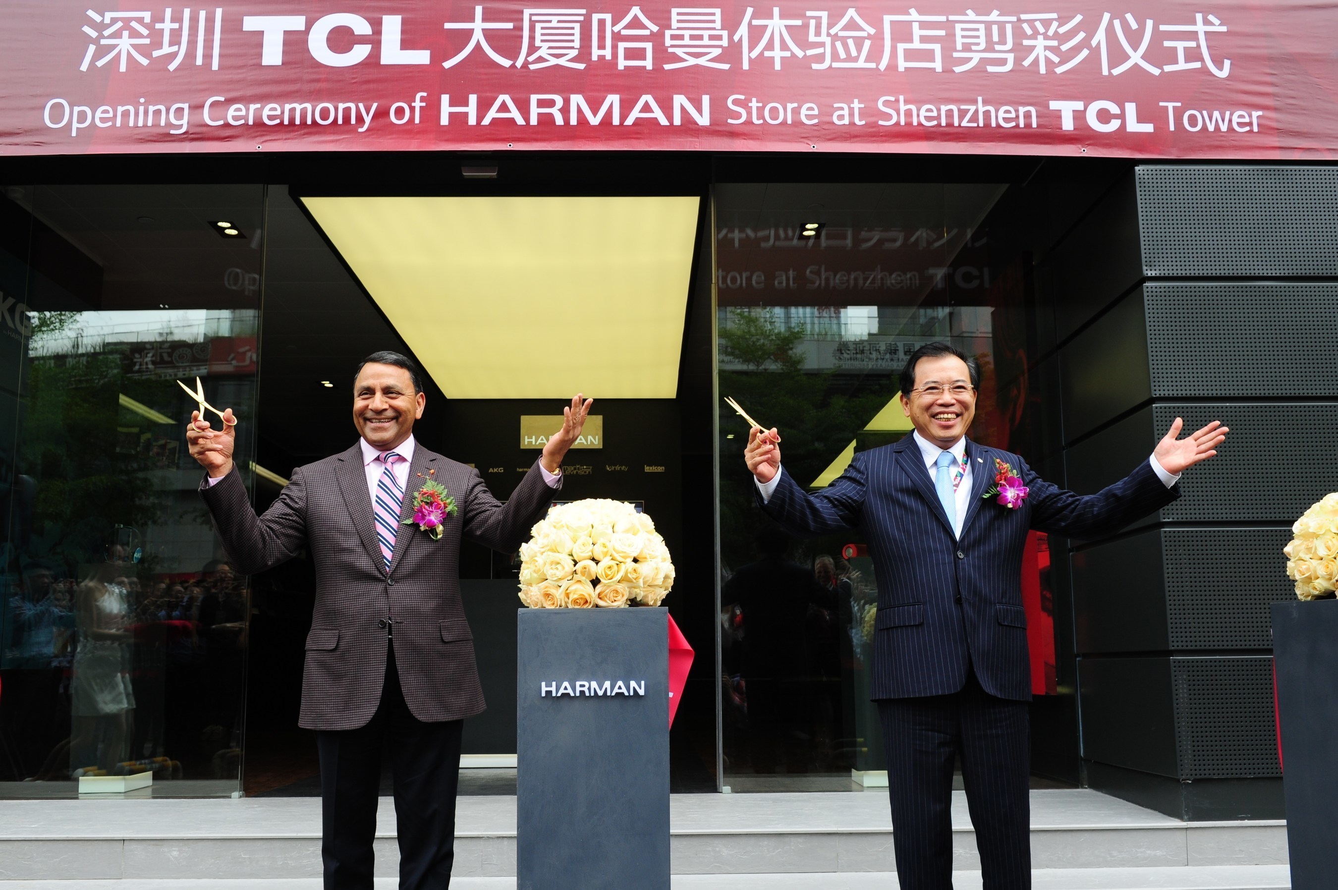 TCL Corporation’s Chairman Li Dongsheng and Harman International’s Chairman Dinesh Paliwal attended the ceremony together, representing the start of a comprehensive partnership between the two corporations.