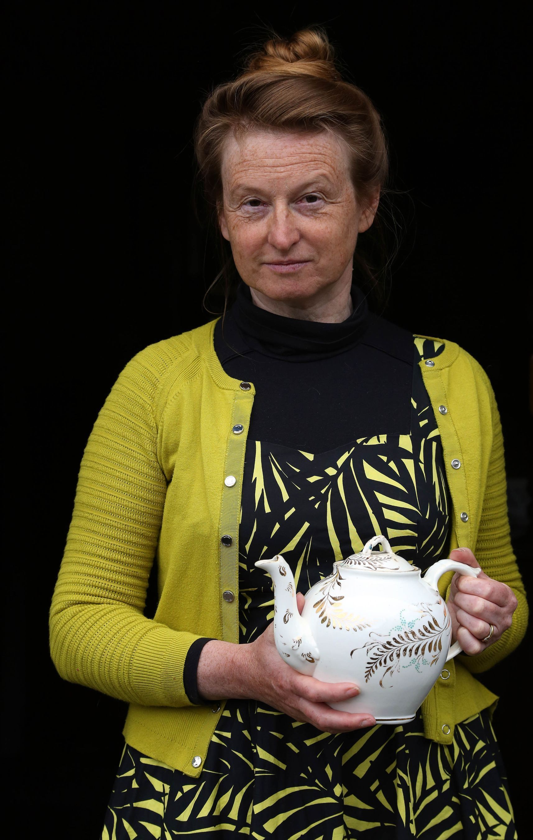 Independent expert and social historian Ruth Goodman with 1890 treasured item china teapot (PRNewsFoto/UIA Insurance)