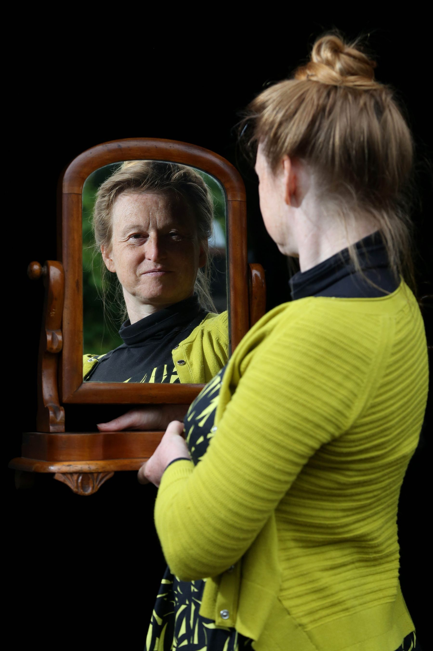 Independent expert and social historian Ruth Goodman with 1890 treasured item mirror (PRNewsFoto/UIA Insurance)