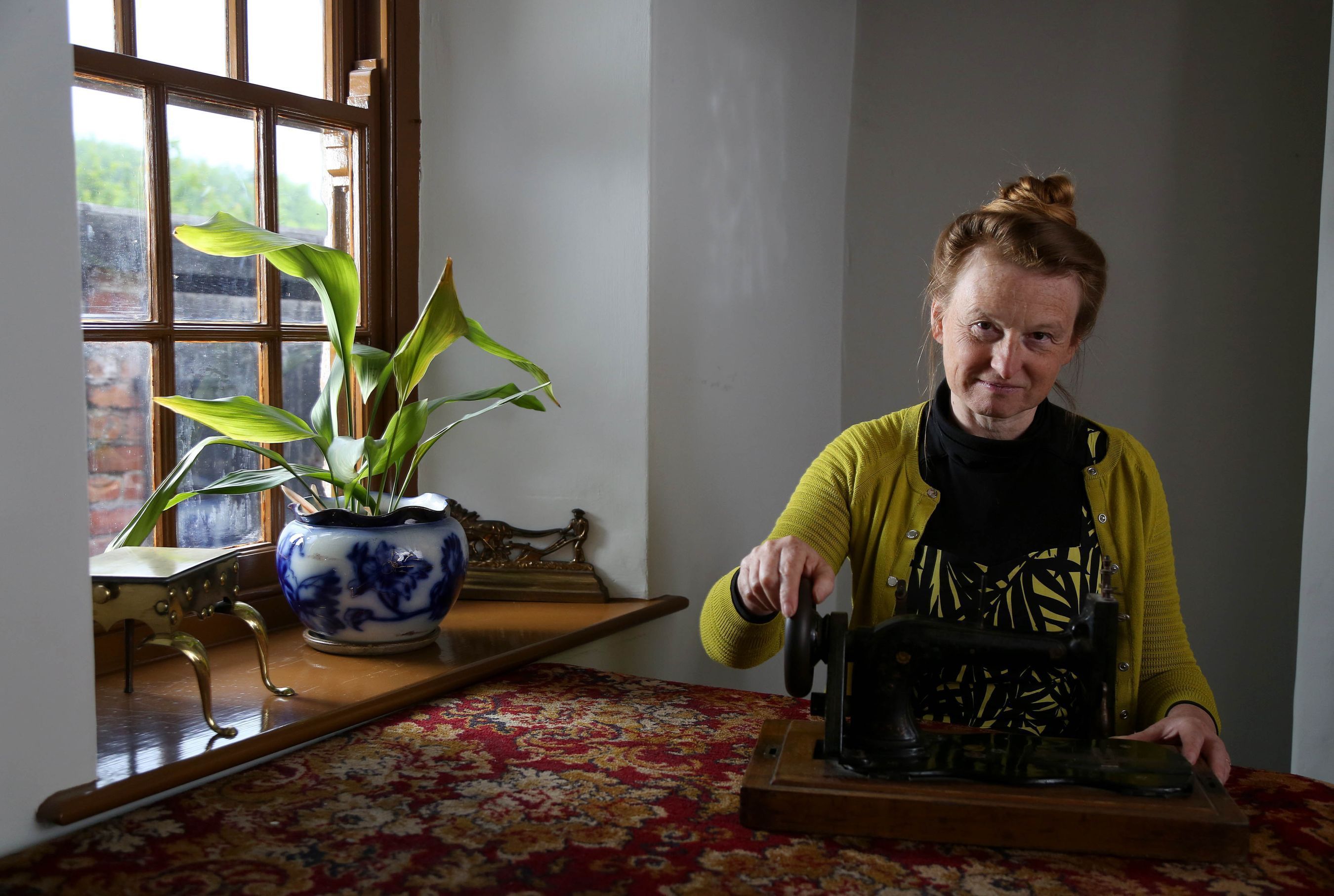 Independent expert and social historian Ruth Goodman with 1890 treasured item the sewing machine (PRNewsFoto/UIA Insurance)