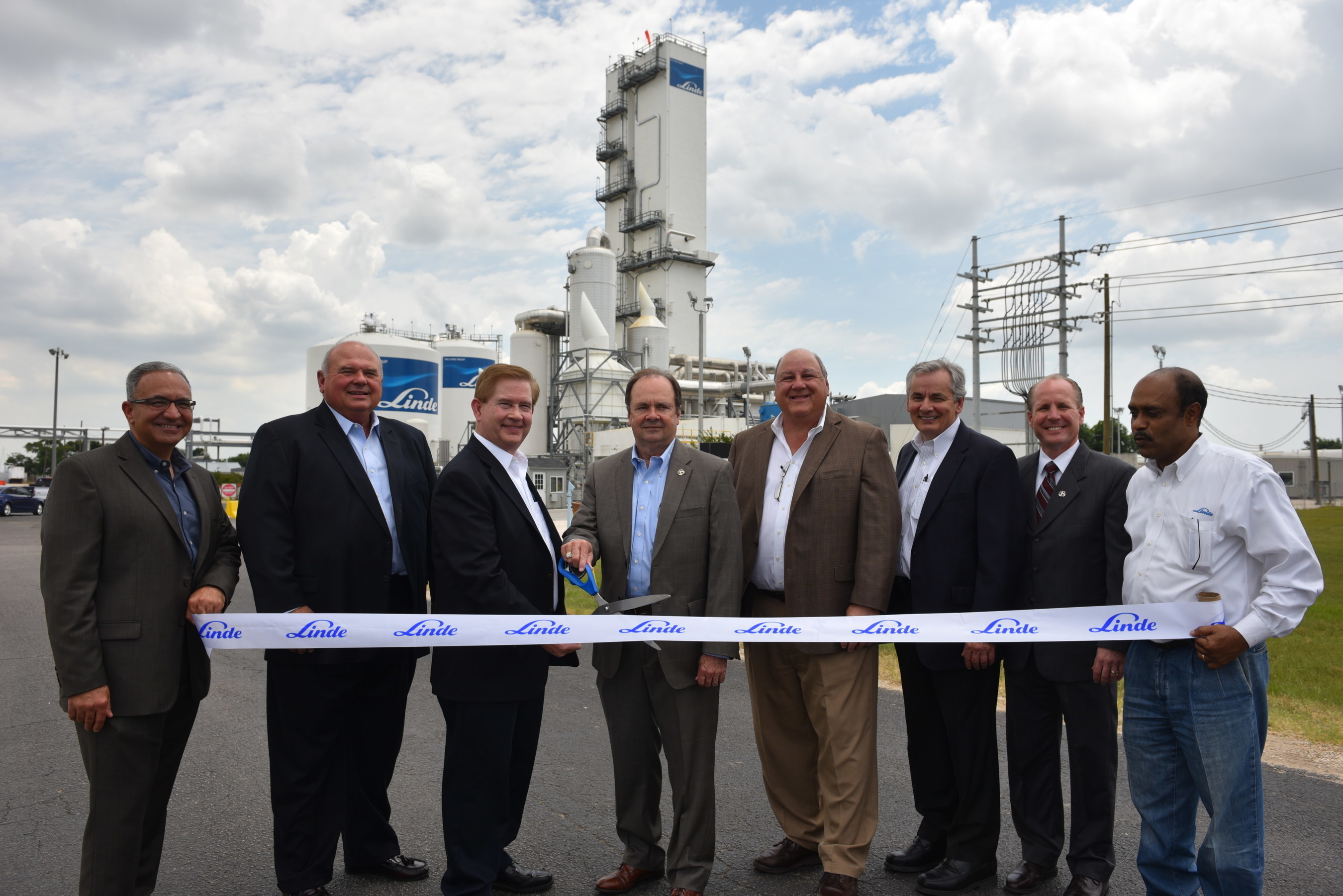 Linde executives and local officials cut the ribbon on the company's new ASU in La Porte, Texas.