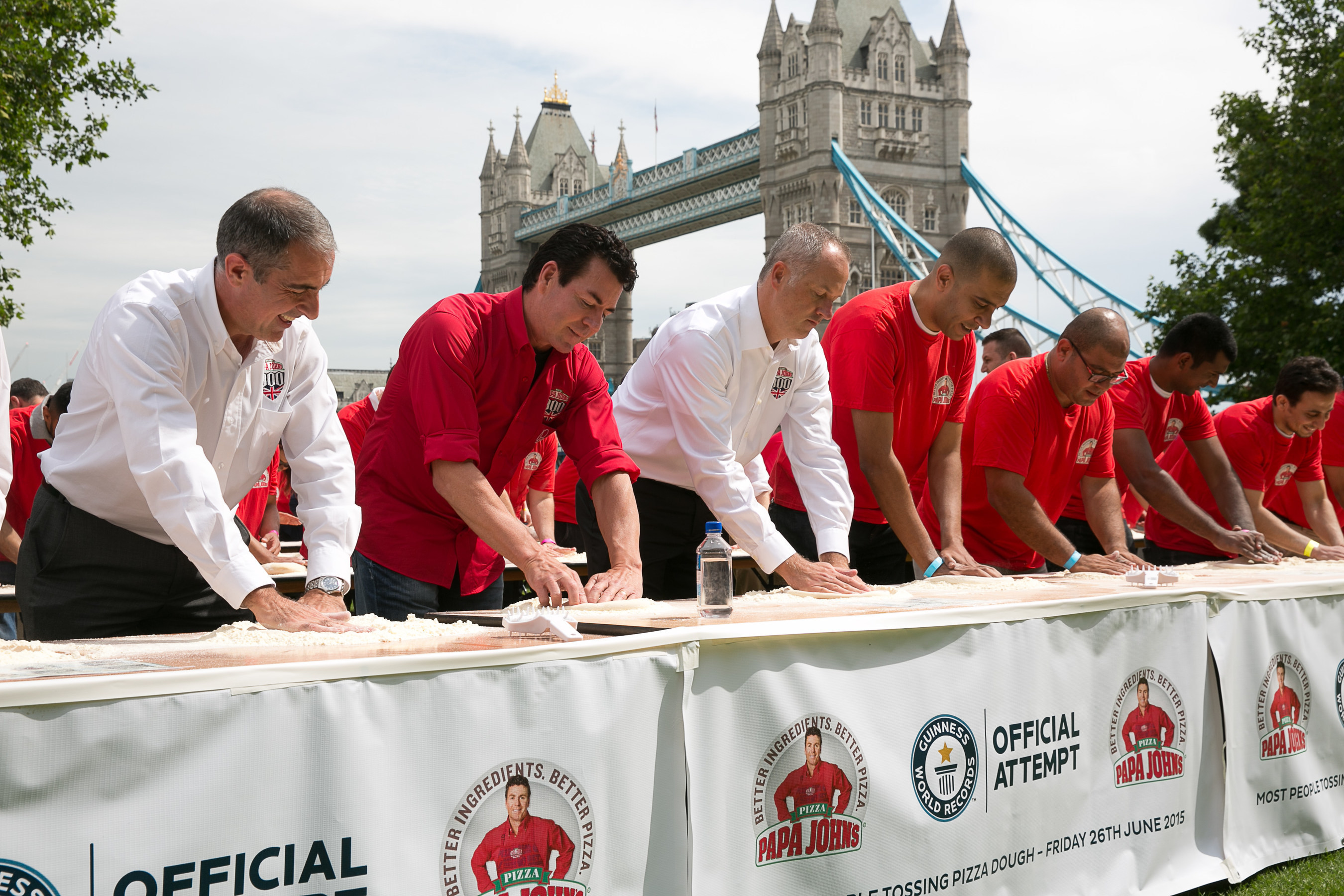 Papa John's Founder, John Schnatter, joins in with his employees to help Papa John's break the GUINNESS WORLD RECORD for the most number of people tossing pizza dough simultaneously. (PRNewsFoto/Papa John's) (PRNewsFoto/Papa John's)