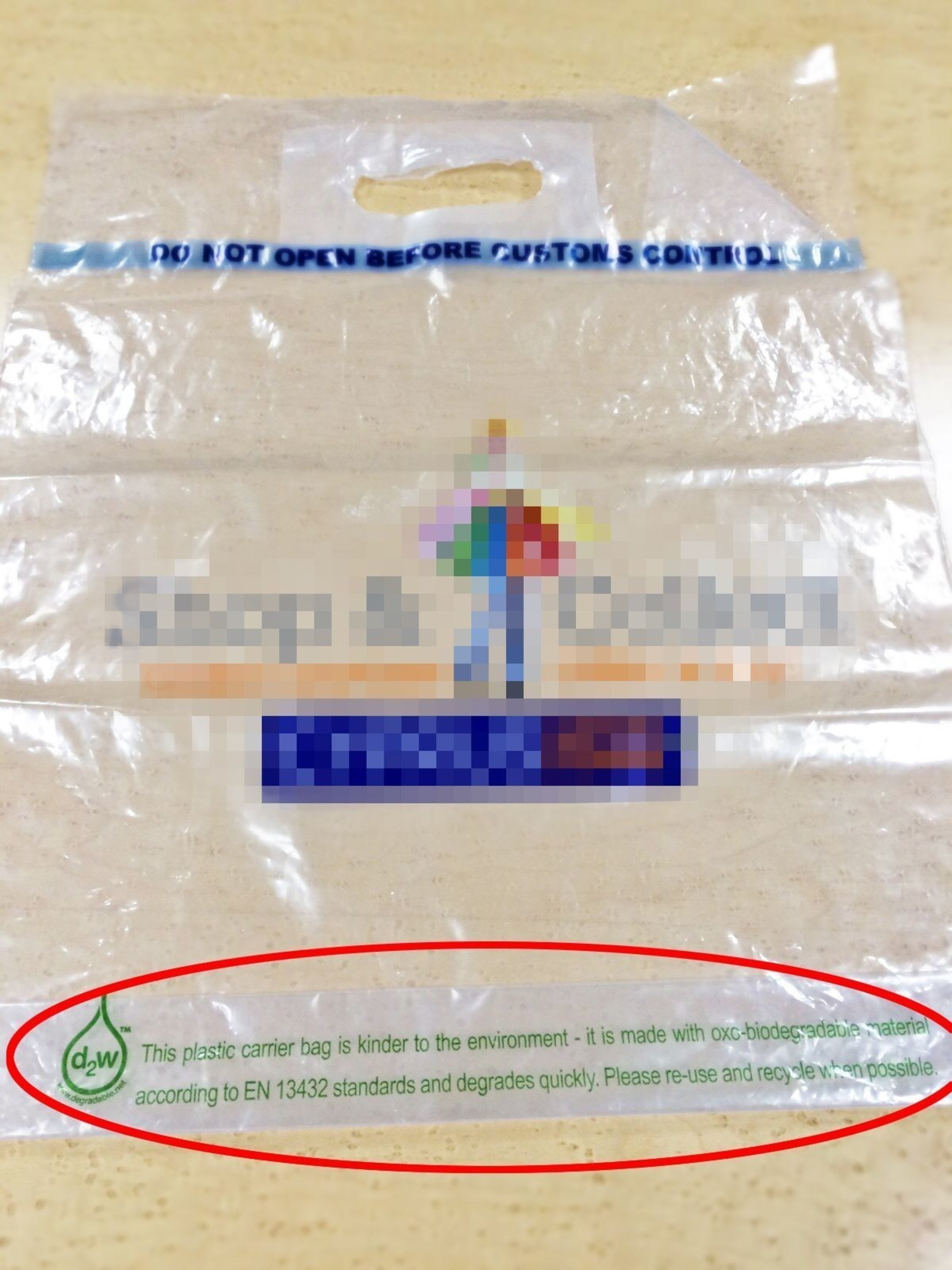 Misleading marketing claim: Shopping bag made from "oxo-degradable material" wrongly claims accordance to EN 13432. (Image taken in August 2015, (C) European Bioplastics) (PRNewsFoto/European Bioplastics) (PRNewsFoto/European Bioplastics)