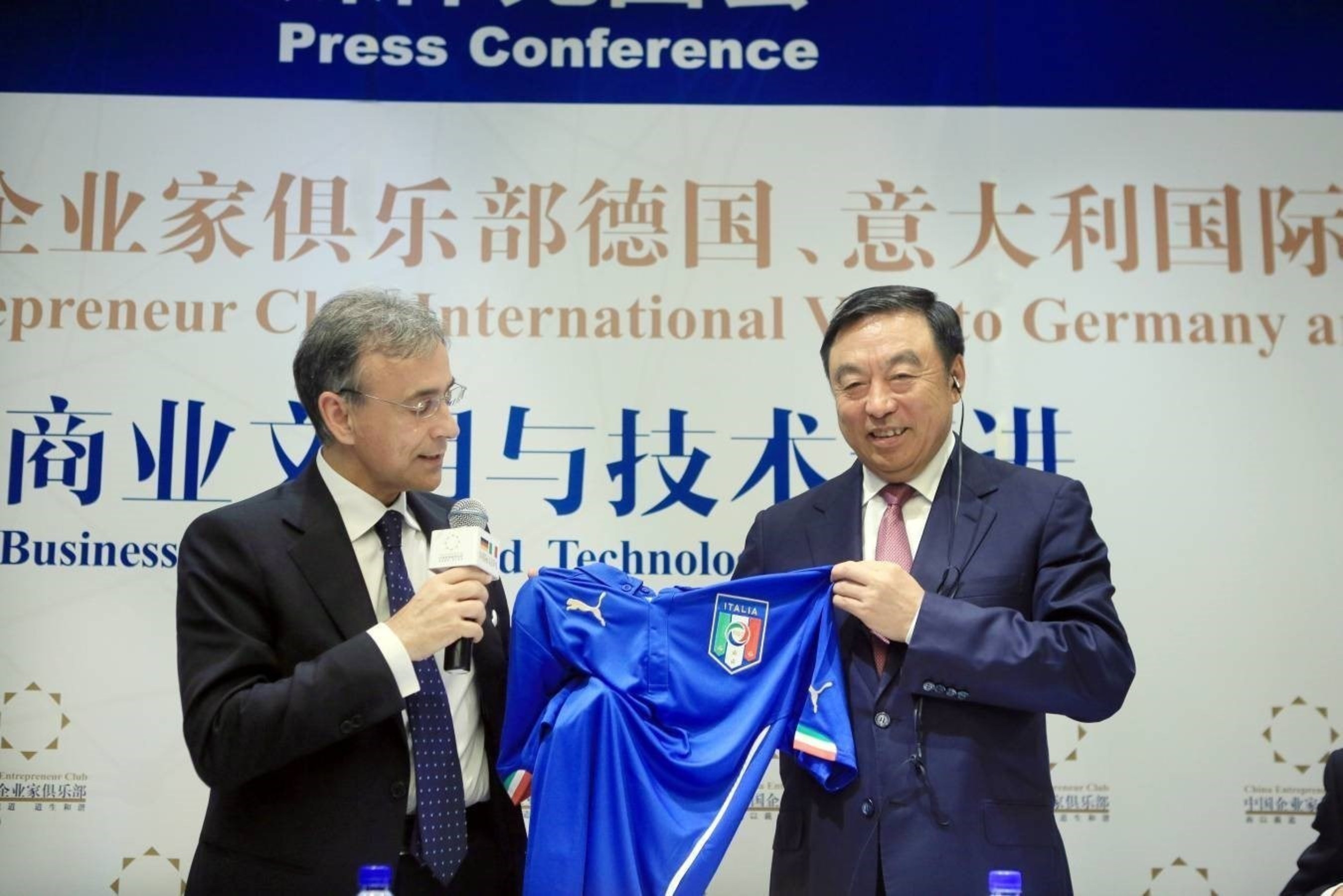 Mr. Ettore Francesco Sequi Gave a T-shirt of the Italian national football team to CEC as a gift