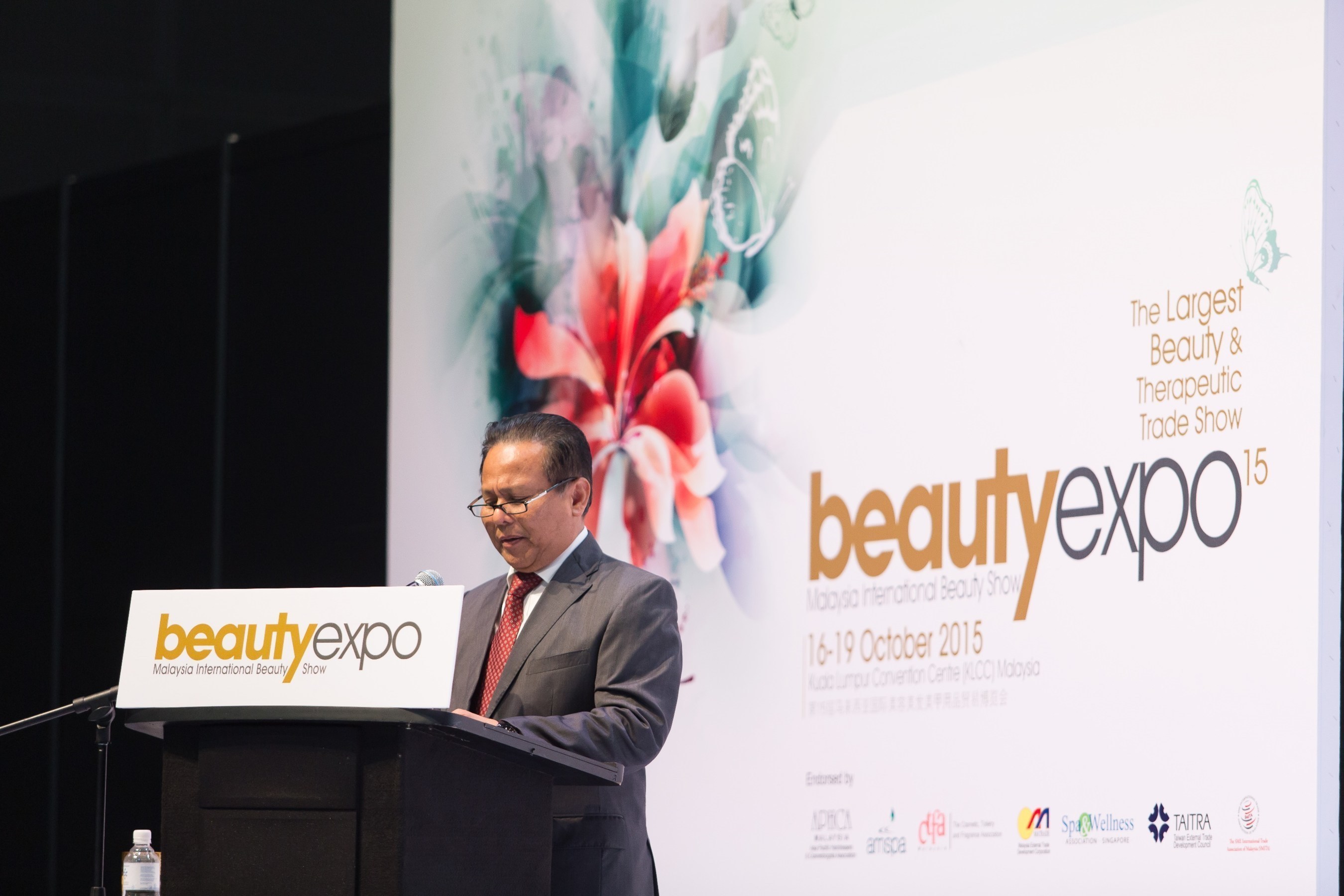 YBhg. Dato' Dzulkifli Mahmud, CEO of Malaysia External Trade Development Corporation (MATRADE) delivers his welcome speech at the Opening Ceremony of beautyexpo 2015