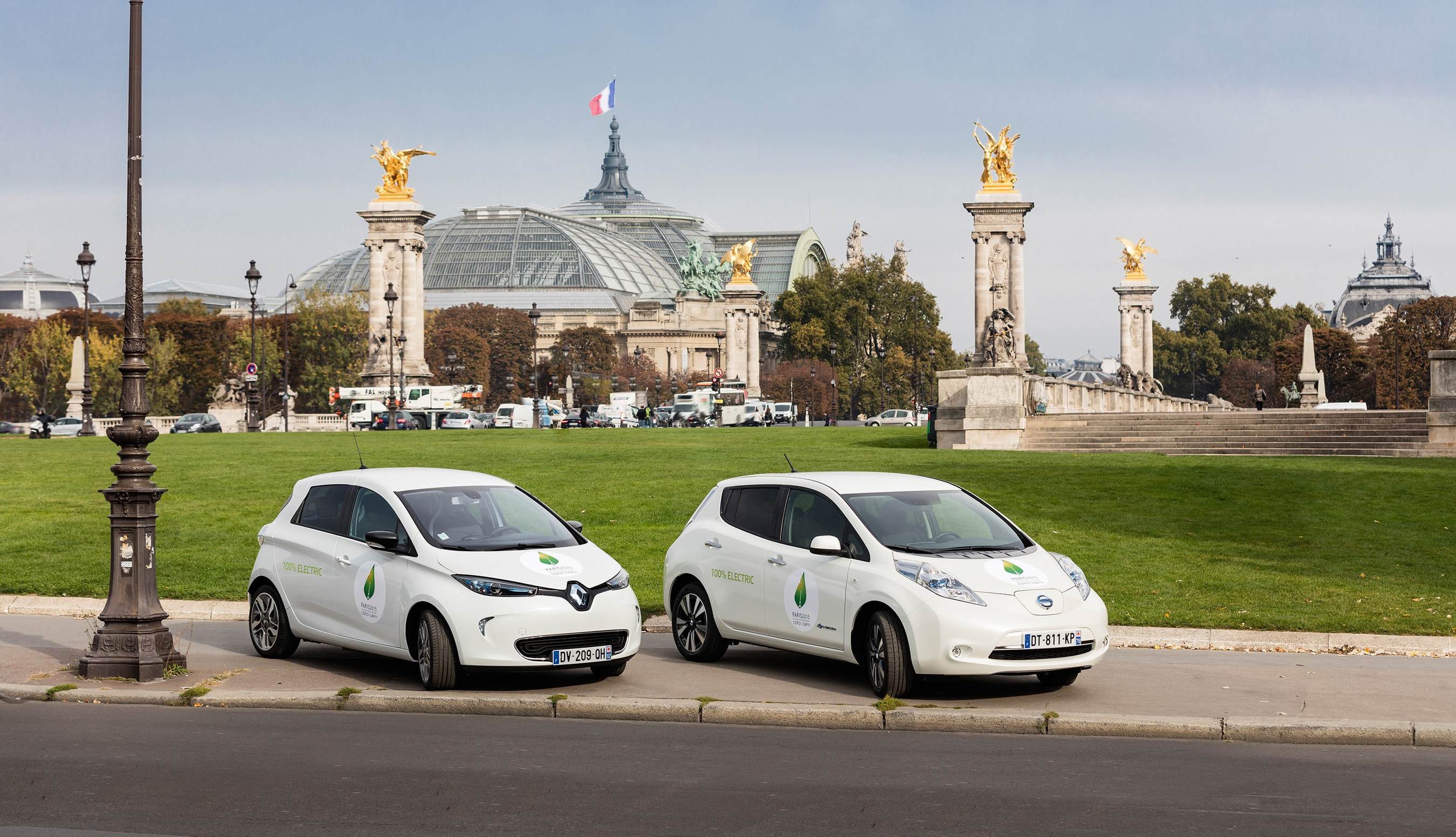 ZOE and LEAF in front of le Grand Palais in Paris (C) Renault /omg Name of the Photographer: Olivier Martin Gambier (PRNewsFoto/Renault-Nissan Alliance) (PRNewsFoto/Renault-Nissan Alliance)