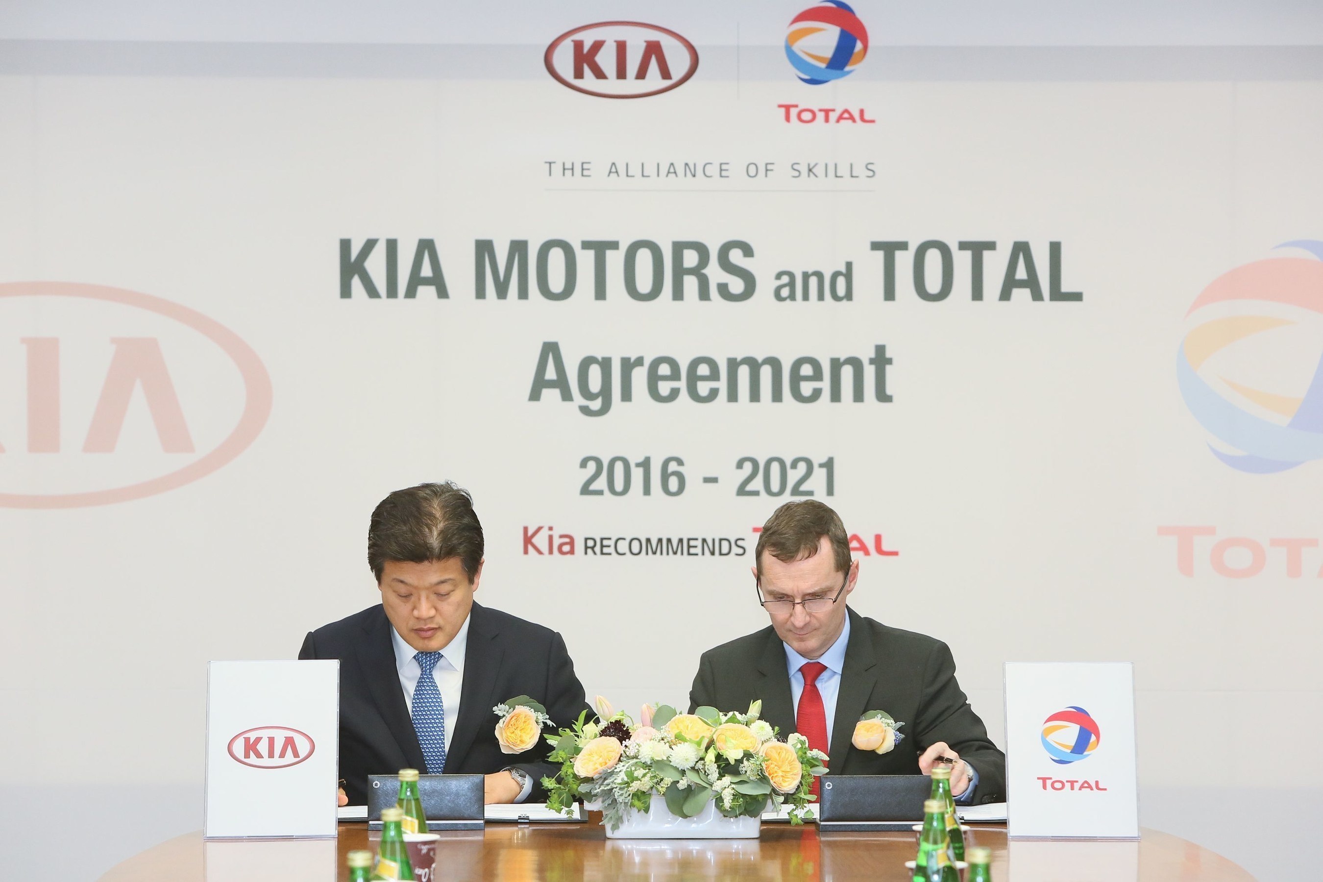 Steven Yoon, Vice President Overseas Service Division at Kia Motors Corp., and Pierre Duhot, General Manager Automotive Division at Total Lubrifiants, renew the global partnership contract (PRNewsFoto/Total)