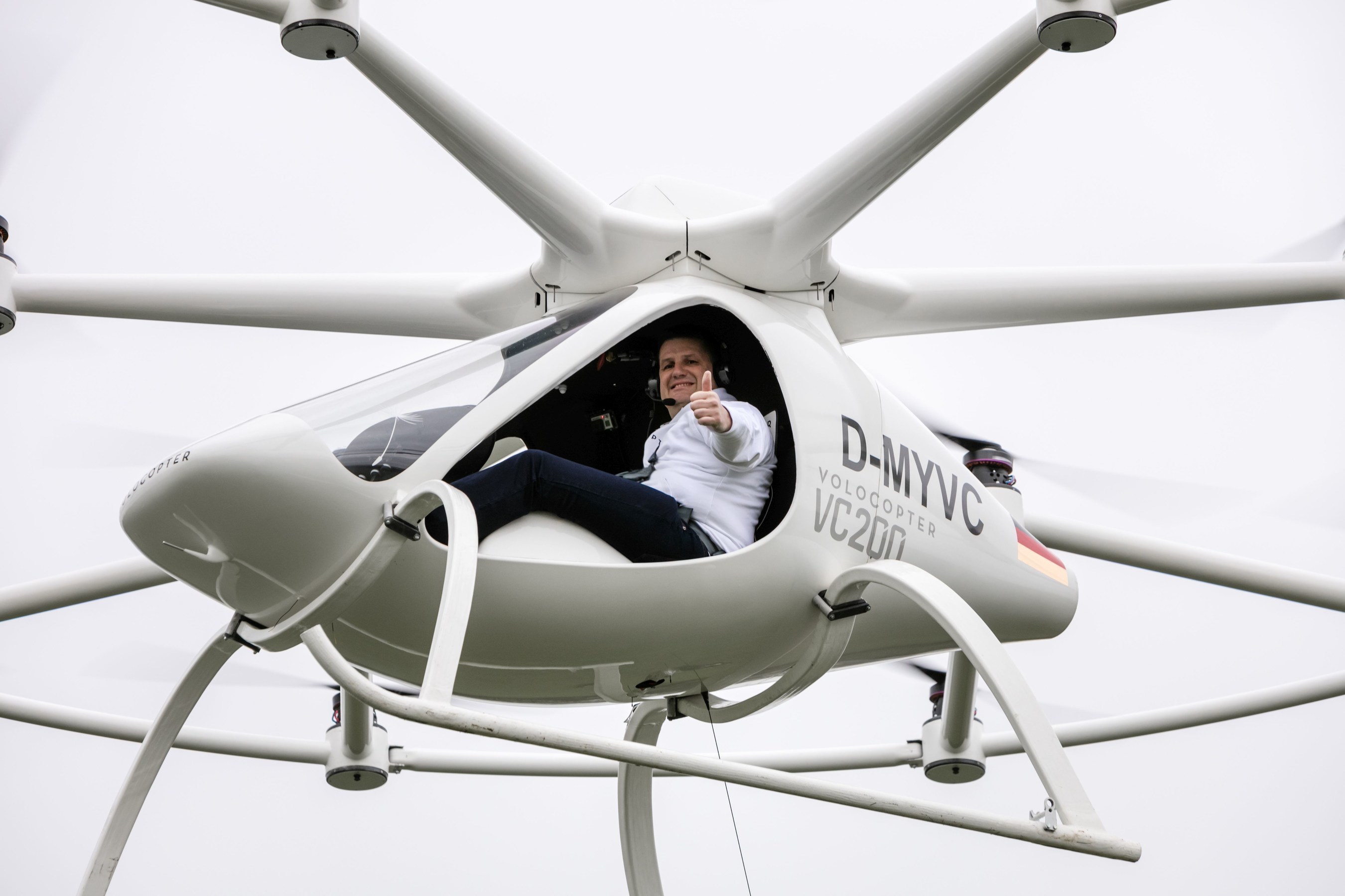 World premiere of manned flights in the Volocopter. e-volo Managing Director Alexander Zosel gives thumbs up to his team for the flight performance of the Volocopter.
Location: Airfield in Southern Germany (PRNewsFoto/e-volo)