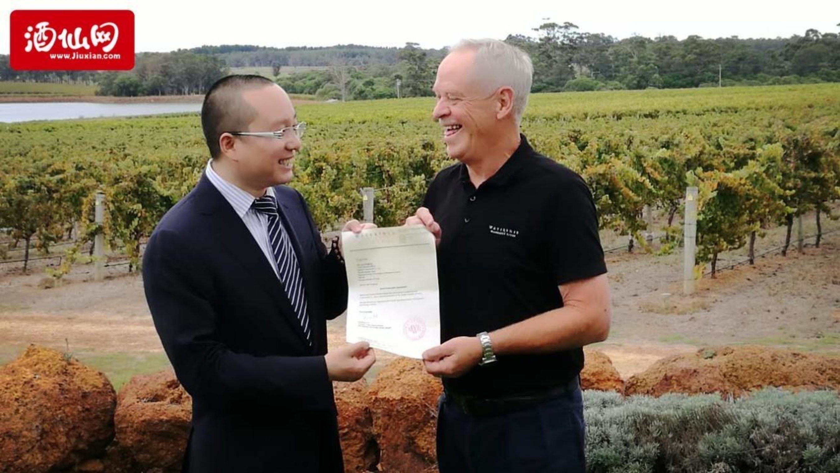 Watershed Premium Wines presents letter of authorization to Jiuxian.com during the Chinese alcohol retailer's visit to the vineyard to select wines as part of direct purchase agreement