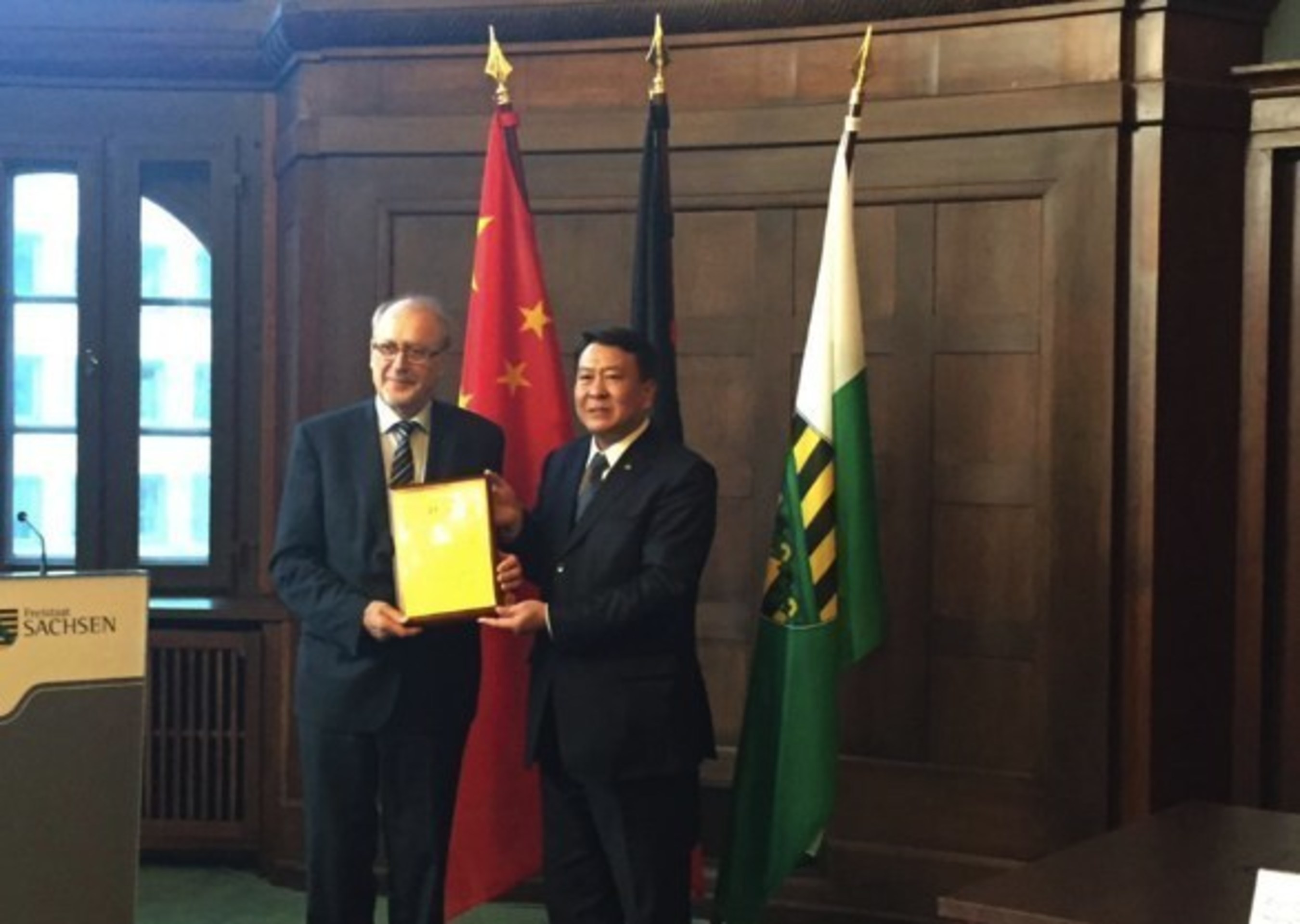 Chairman Xu Heyi is presenting the appointment letter to Academician Hufenbach.