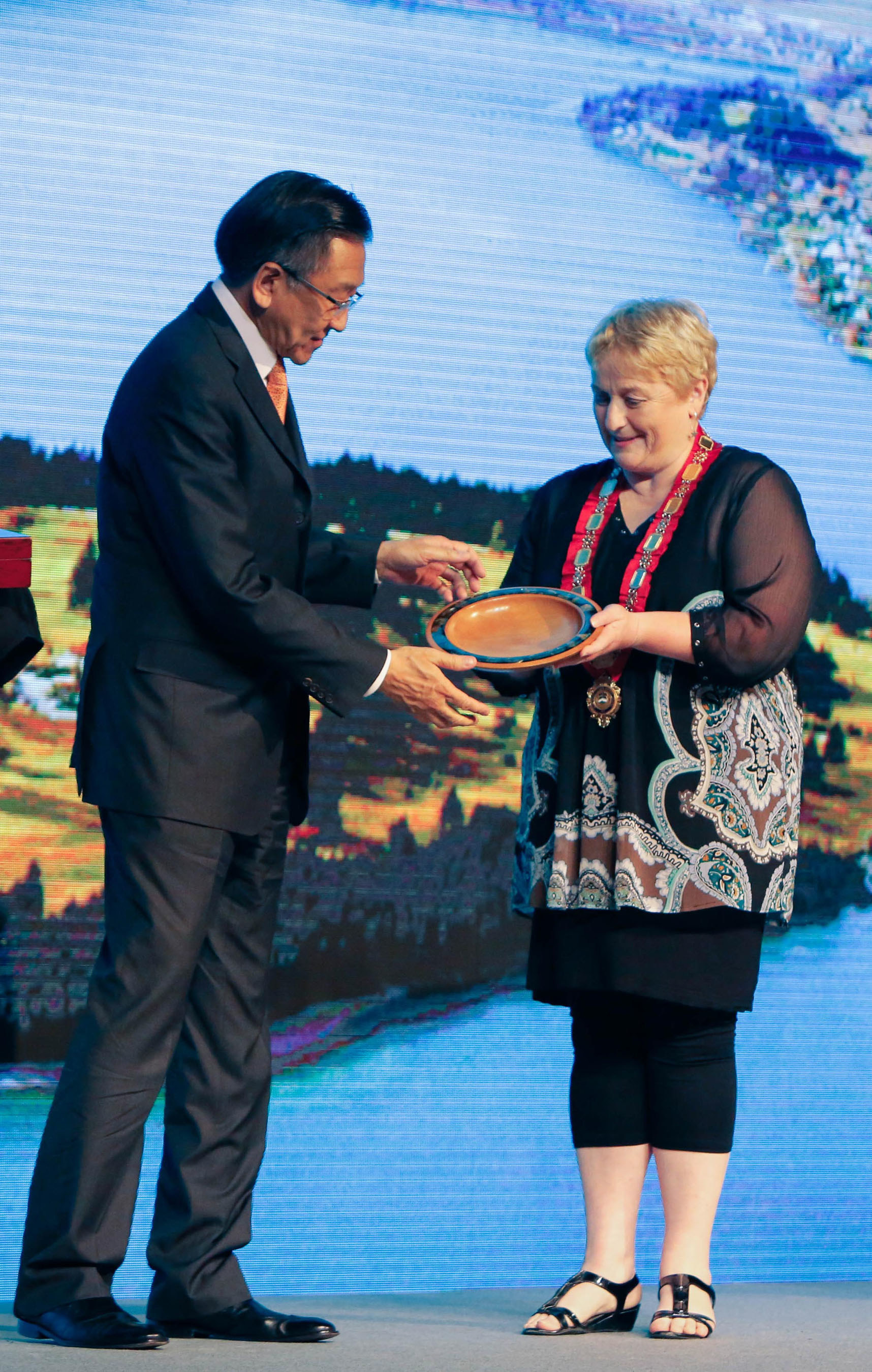 Amway China president Audie Wong exchanges gifts with Vanessa van Uden, Mayor of Queenstown