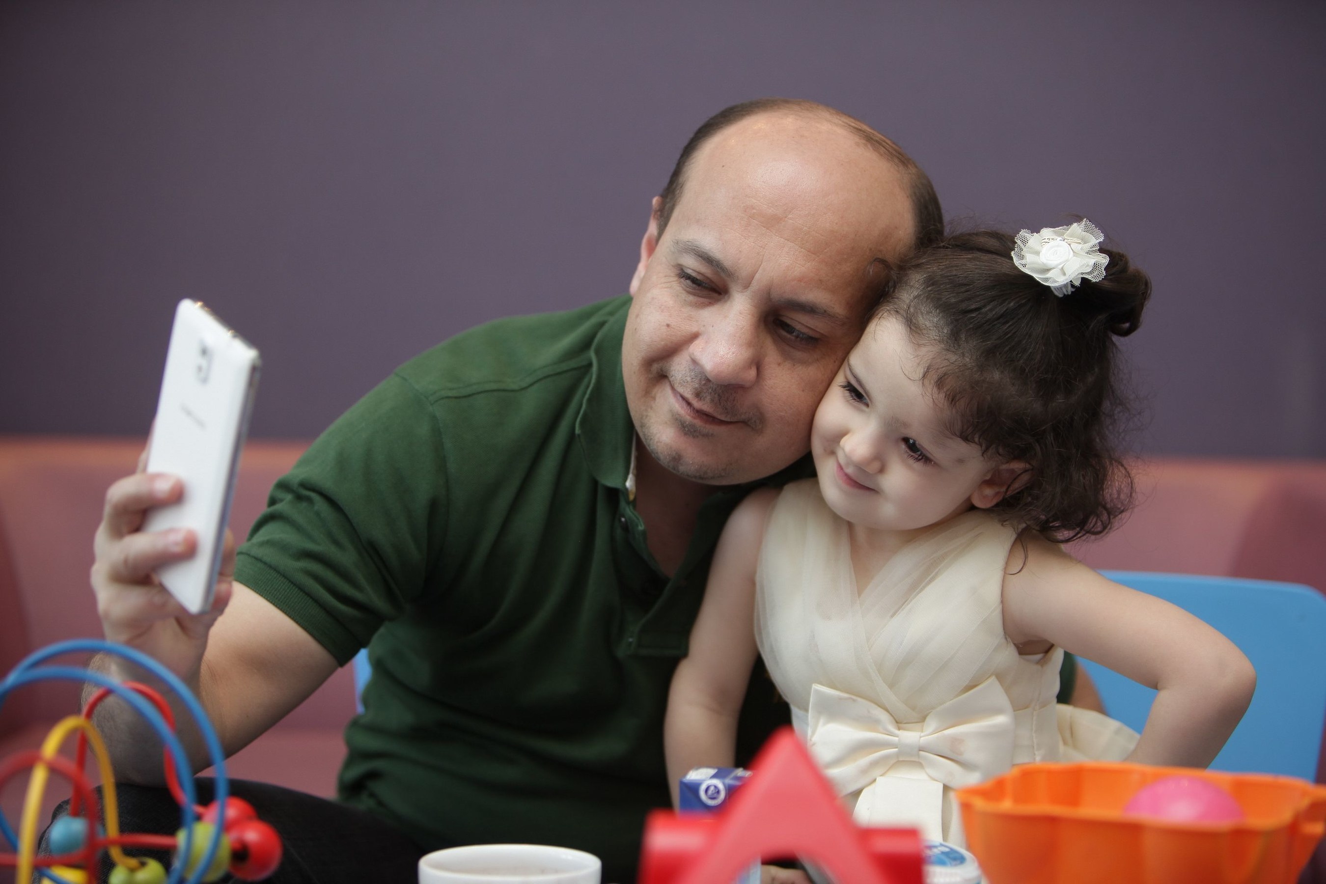 3 year old Salma with her father Mustafa (PRNewsFoto/Moorfields Eye Hospital Dubai)
