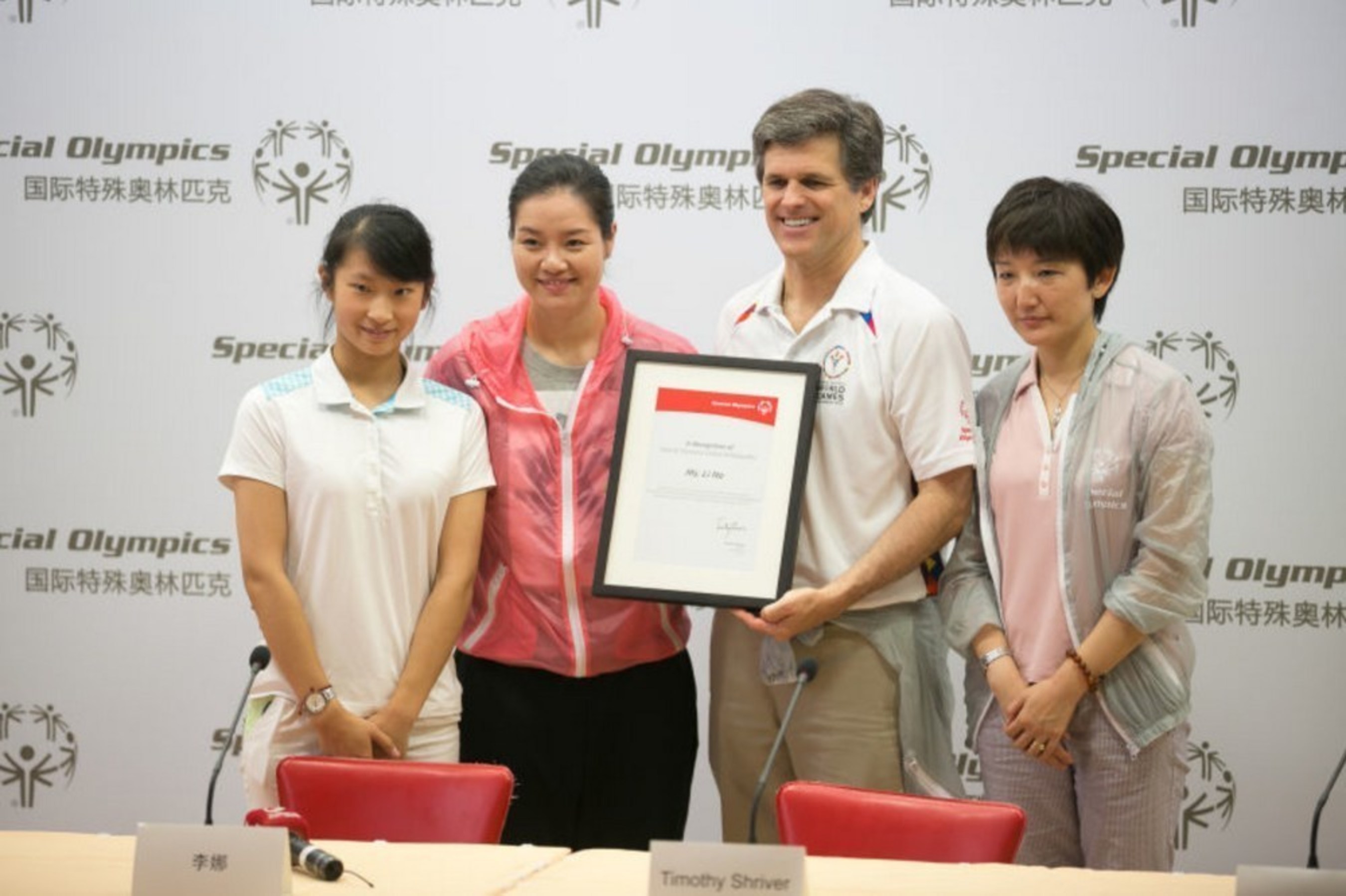Dr. Timothy P. Shriver, Chairman of Special Olympics awarded Li Na with the official commissioning certificate of Global Ambassador