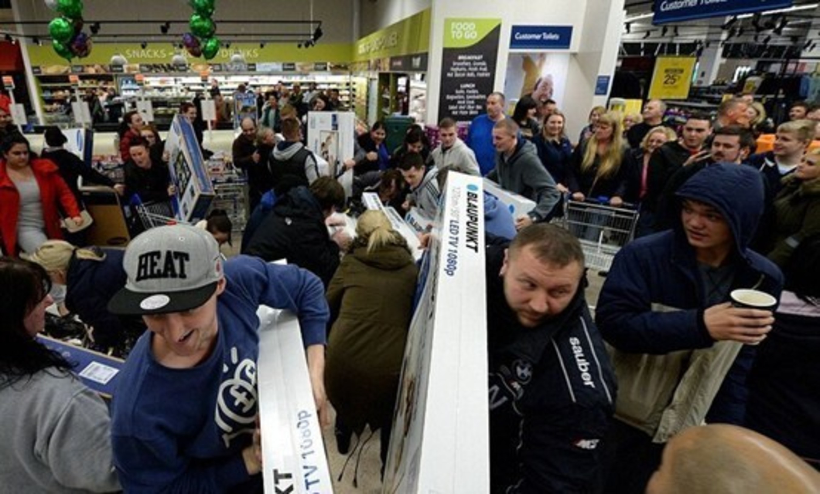 American people are queuing to buy home appliances on“Black Friday.