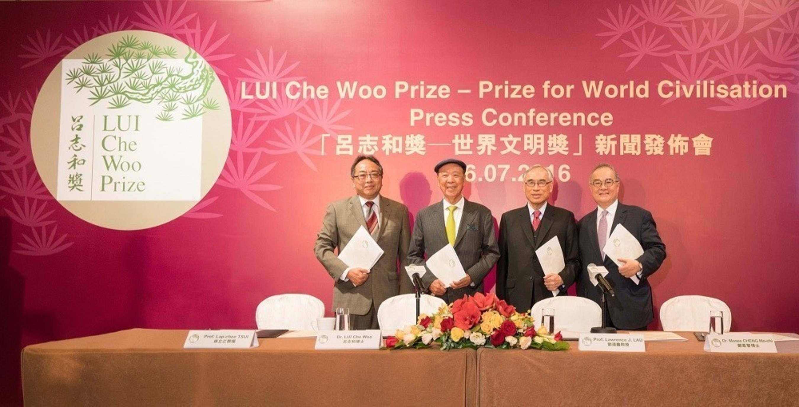 From left: Prof. Lap-Chee Tsui, Member, Board of Governors, LUI Che Woo Prize Limited; Dr. Lui Che Woo, Founder & Chairman of the Board of Governors cum Prize Council, LUI Che Woo Prize; Prof. Lawrence J. Lau, Chairman, Prize Recommendation Committee, LUI Che Woo Prize; Dr. Moses Cheng, Member, Board of Governors, LUI Che Woo Prize Limited