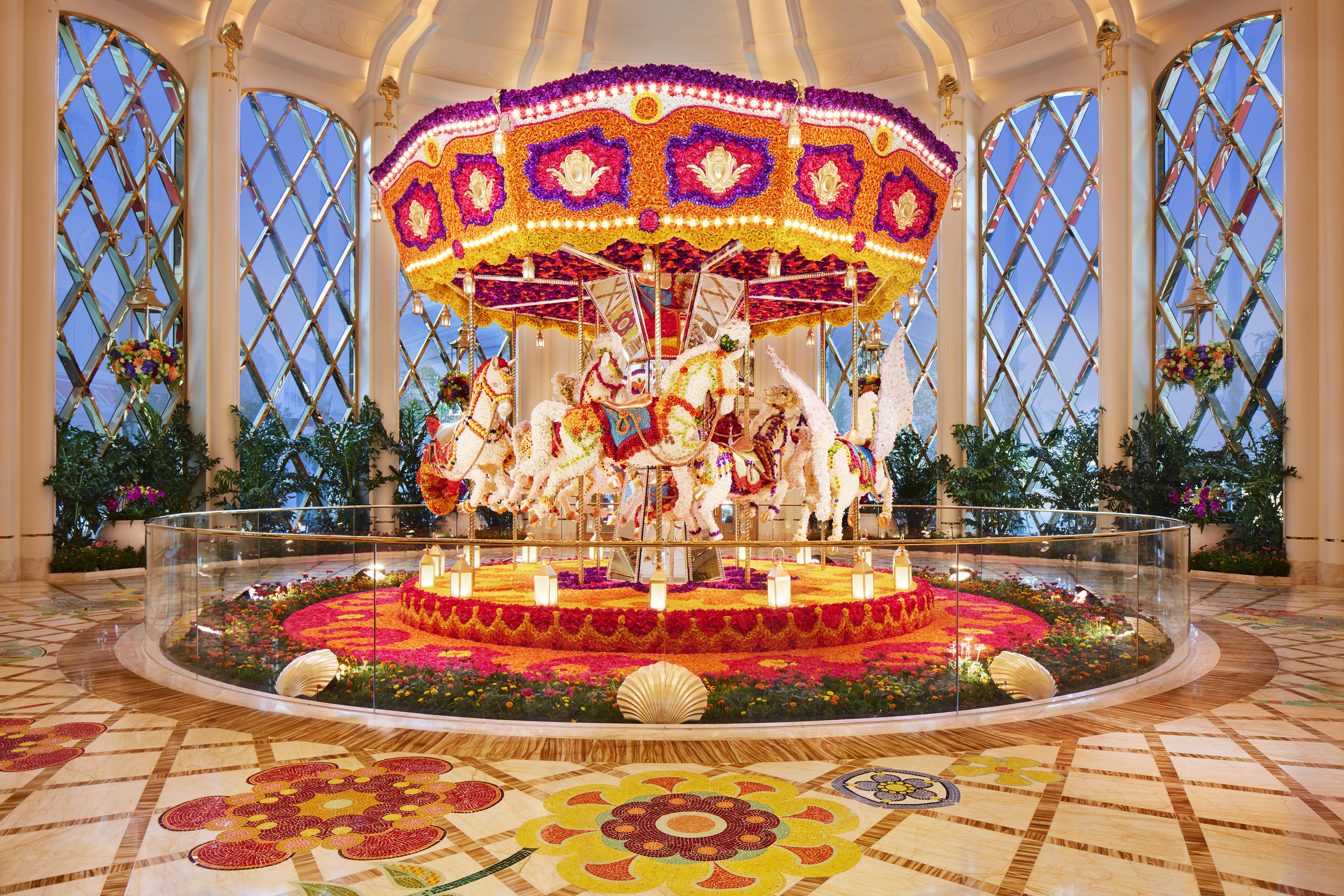 Reminiscent of childhood, this beautiful carousel is made with more than 83,000 flowers as varied as roses, peonies and others.