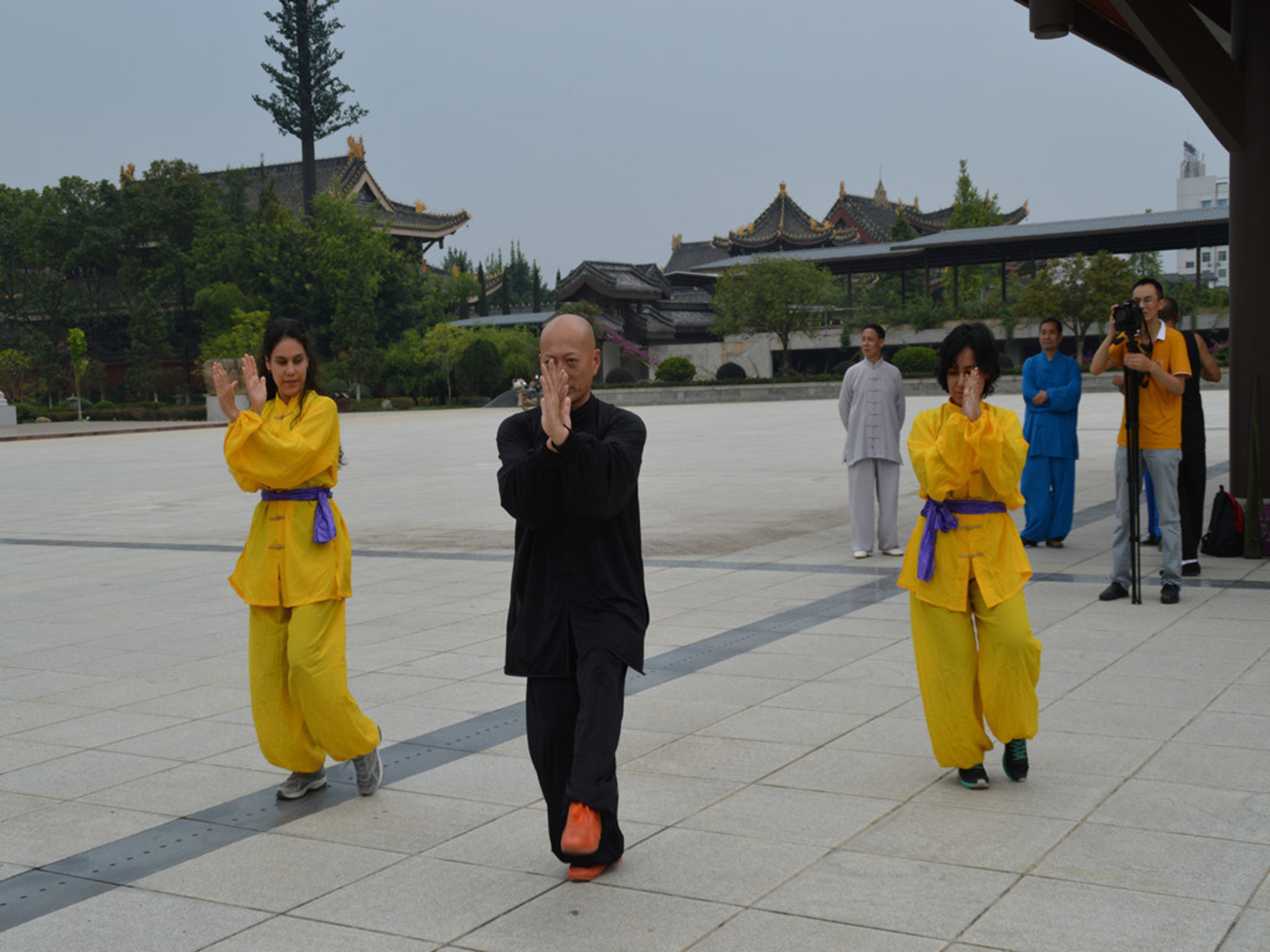 Two foreign journalists learning Emei Martial Arts.
