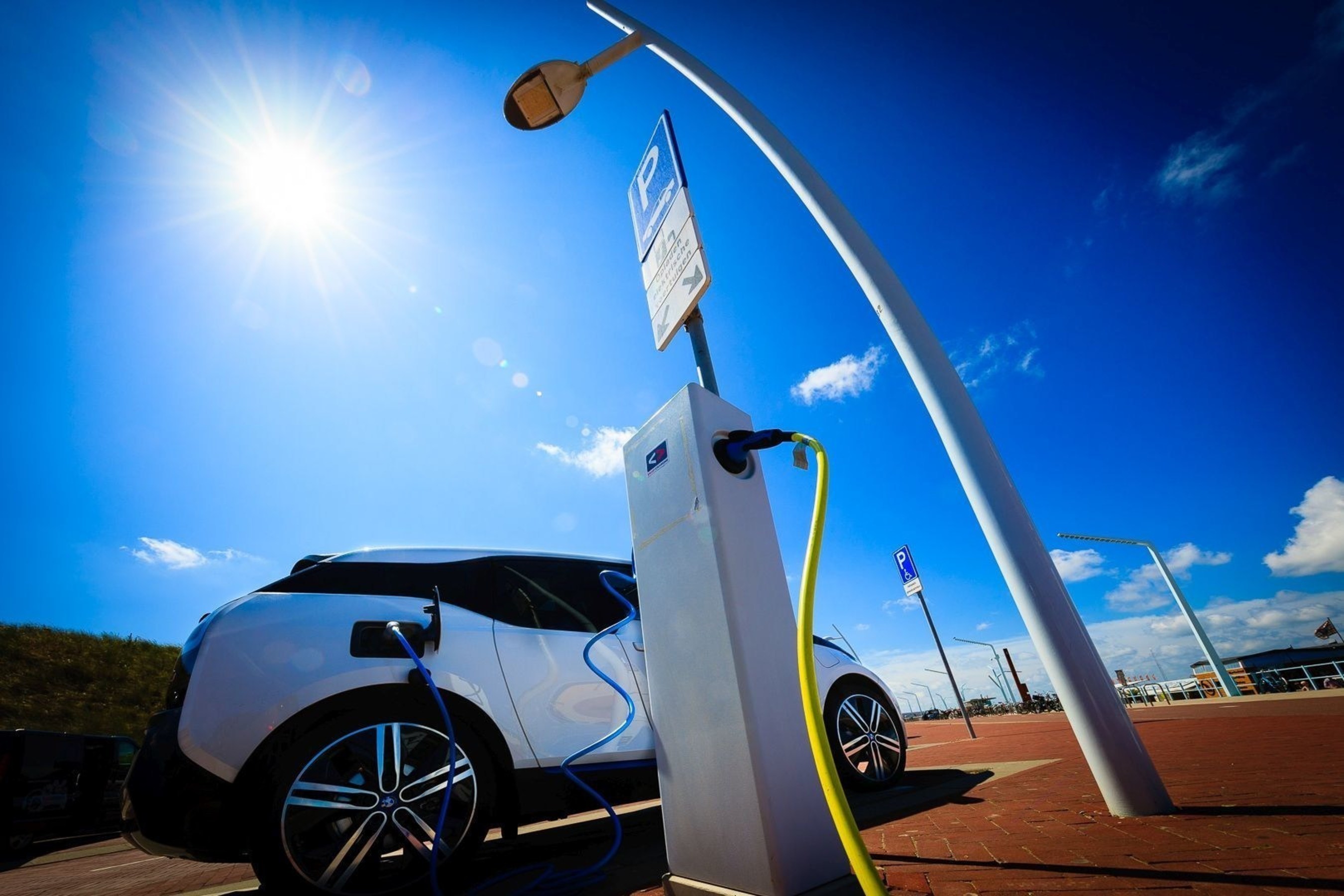 A full electric vehicle charging at a Smart Charging station in the city of The Hague (PRNewsFoto/Living Lab Smart Charging)