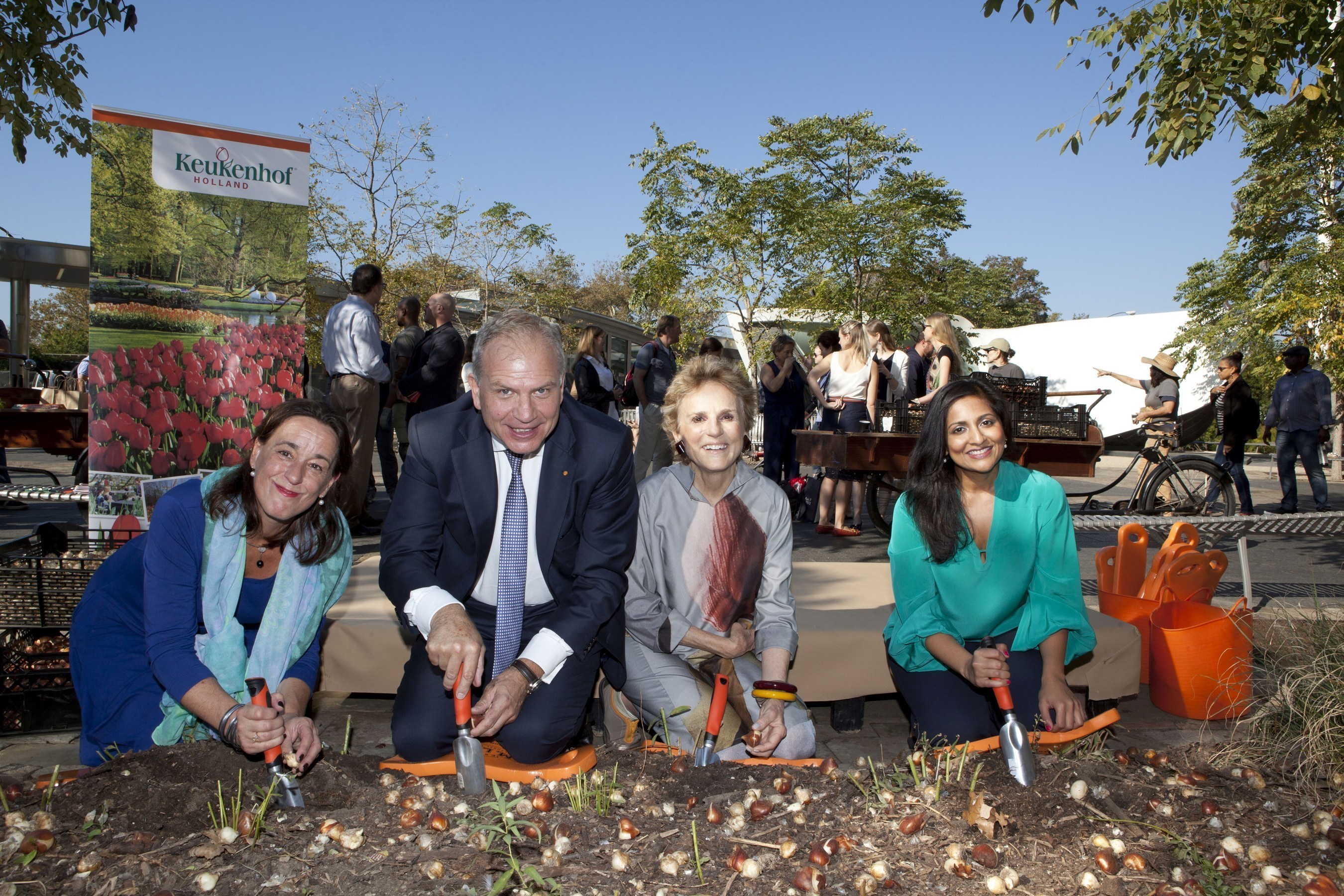 Annemarie Gerards (PR Keukenhof), Dolph Hogewoning (Consul General), Warrie Price (President Battery Conservancy) and Rosina Shiliwala (Director Holland Marketing USA) planted the first tulip bulbs donated by Keukenhof for a flower display at The Battery New York. (PRNewsFoto/Keukenhof)