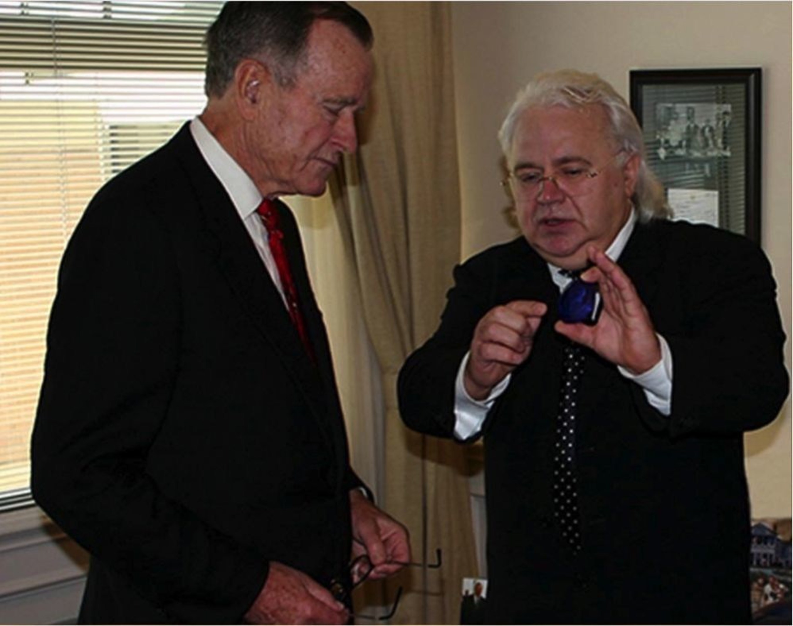 Viktor Petrik presents a portrait to George. W. Bush. (PRNewsFoto/Vip Art Ltd)