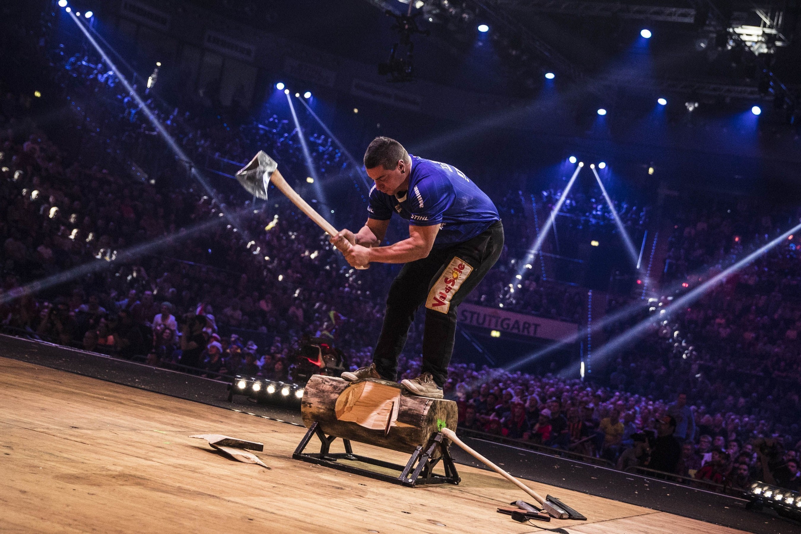 A new national record was set by the Italian Paolo Vicenzi at the Underhand Chop: it took him only 25.13 seconds to cut a log into half with an axe. (PRNewsFoto/STIHL TIMBERSPORTS Series)