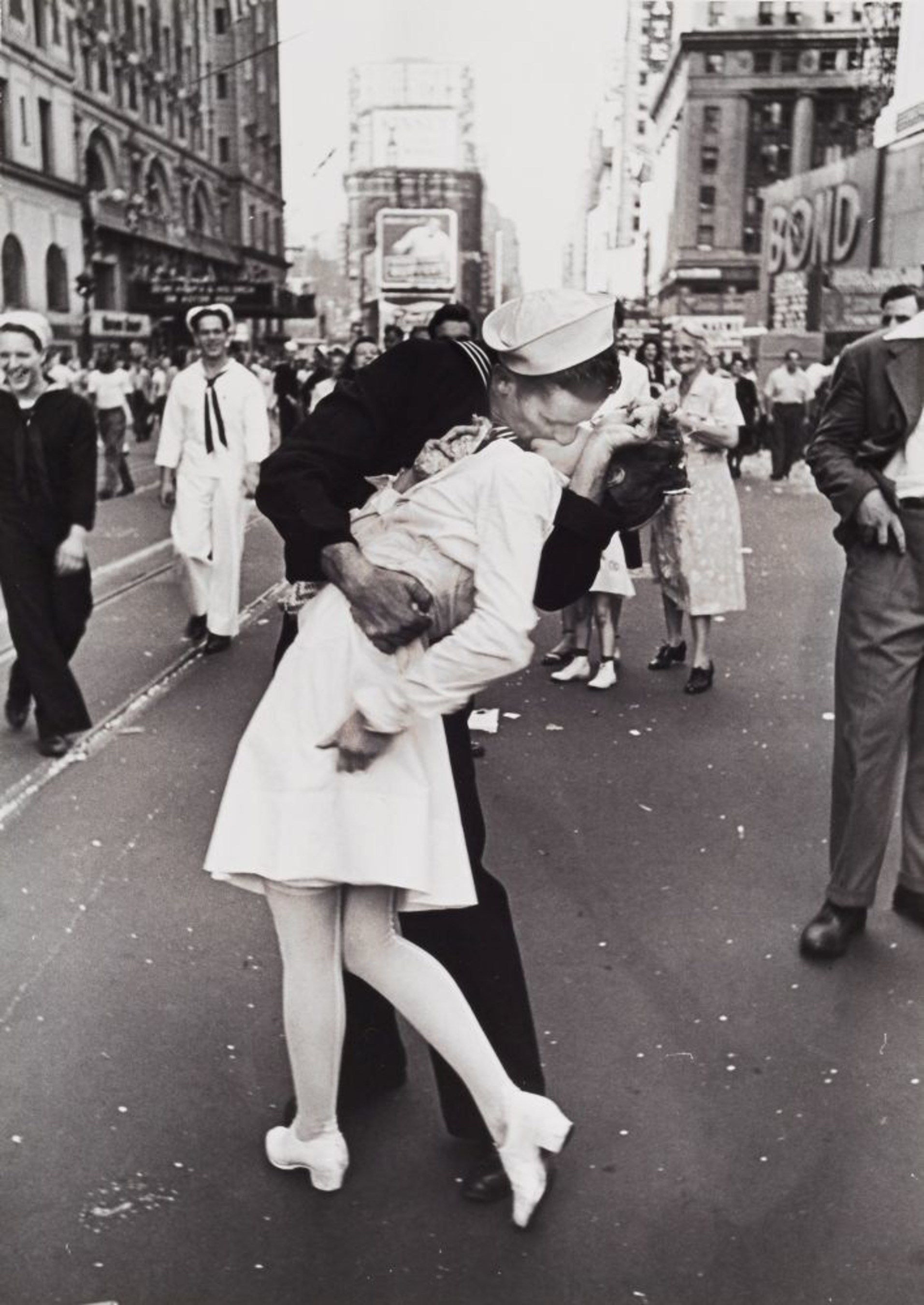 Alfred Eisenstaedt (1898-1995) "V-J Day Kiss in Times Square", New York 1945 (C) WestLicht Photographica Auction. (PRNewsFoto/WestLicht Photographica Auction)