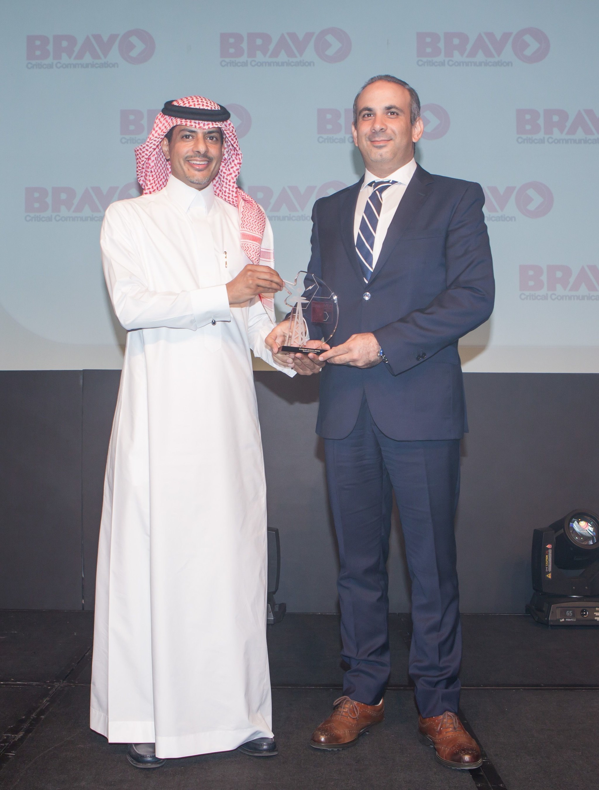 (R) Hani Arafat, General Manager, Business Operations, Mobile Lifestyle Solutions receiving the award (PRNewsFoto/Mahindra Comviva)