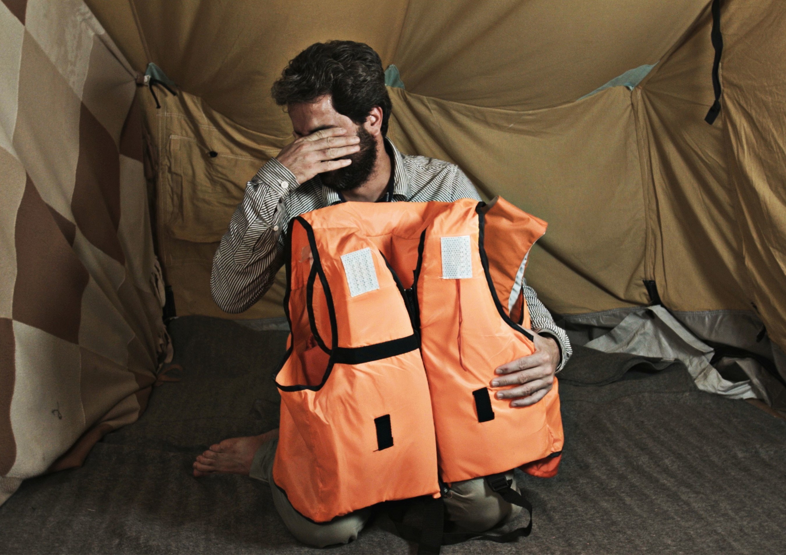 32 year old Ismail Nerabani from Hums, Syria reacting to the life jacket bearing his life story, as he sees it for the first time. The French teacher is temporarily staying in the refugee camp "Oreokastro" in Thessaloniki, Greece. In October 2016, as part of "Project Life Jacket", the life stories of nine Syrian refugees were illustrated on life jackets used for the crossing to Lesbos.
Picture taken on the 7th October 2016 in Thessaloniki. (Project Life Jacket). (PRNewsFoto/Project Life Jacket)