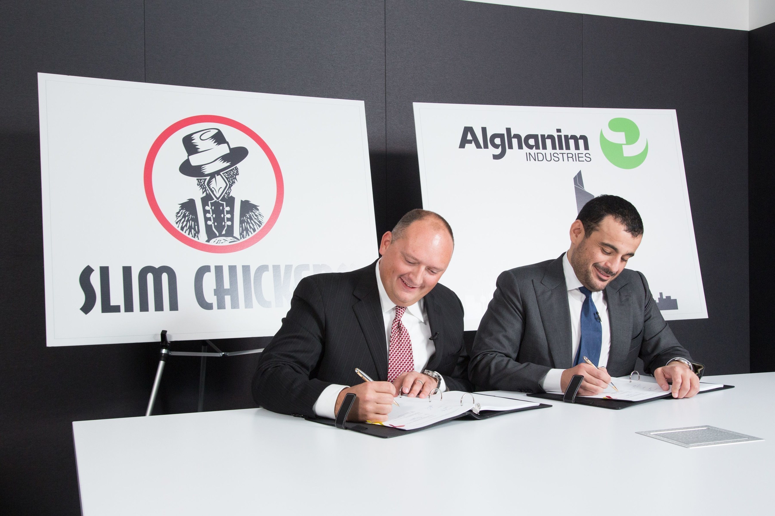 Tom Gordon and Omar Alghanim signing the contract (PRNewsFoto/Alghanim Industries)