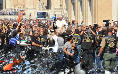 Paus Francis Restui Motosikal Harley-Davidson