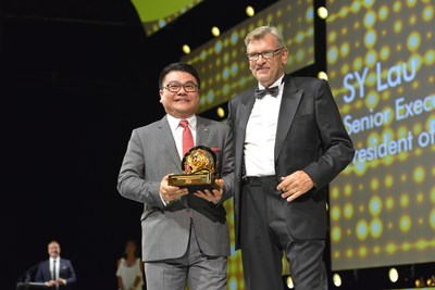 Senior Executive Vice President of Tencent and President of its Online Media Group (OMG) SY Lau (left), Terry Savage, Chairman of Cannes Lions (right)