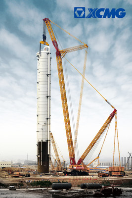 The first successful operation of the world's largest crawler crane XGC88000 in Yantai, China