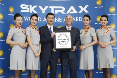 Edward Plaisted, president of SKYTRAX, a leading research firm with a focus on airline and airport services, presents the Five-Star Airline award to Hainan Airlines president Xie Haoming