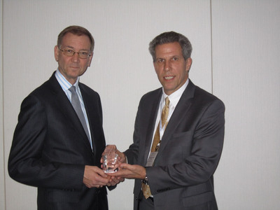 Dr. Nicholas Vogelzang Receives the Eugene P. Schonfeld Award for His Commitment to Fighting Kidney Cancer