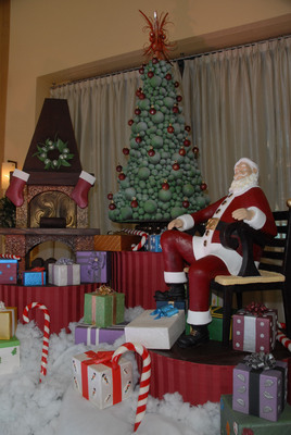 Walt Disney World Swan and Dolphin Hotel Unveils Life-Size Chocolate Santa Sculpture for Holiday Season