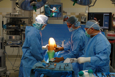 Swedish Orthopedic Institute Surgeons Perform Knee Resurfacing Surgery Online