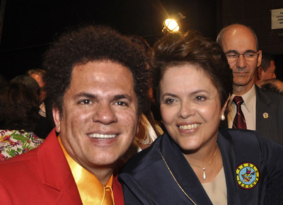 A Presidente do Brasil, Dilma Rousseff, Convida Romero Britto para Criar o Logotipo de Projeto de 9,4 Bilhões de Reais do qual Participarão 61 Milhões de Pessoas