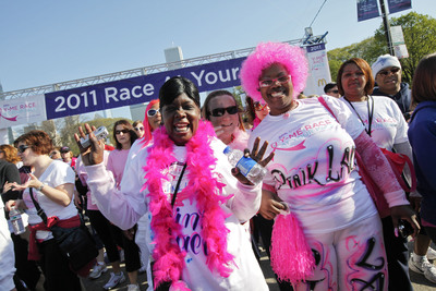 30,000 personas se presentan en apoyo de la Carrera Race At Your Pace de Y-ME en el 20o. Aniversario de la National Breast Cancer Organization™