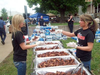 Hooters Brings Wings and Supplies to Joplin Tornado Victims and Workers