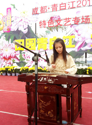 Dulcimer Girl States Her "Requirement" at Chengdu's Qingbaijiang Chrysanthemum Festival: I Aim to Be Married Before Singles Day