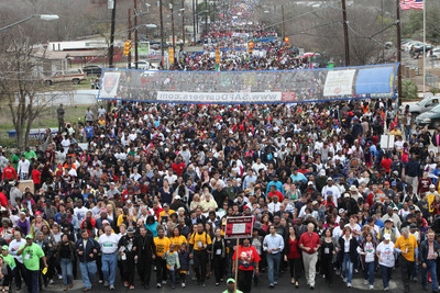 Aproximadamente 100,000 personas marchan en San Antonio para honrar el legado de Martin Luther King, Jr. en uno de los mayores eventos del país