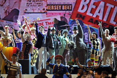 El espectáculo The Beatles Love del Cirque Du Soleil realiza la actuación inaugural para homenajear a Sir Paul McCartney en la Gala 2012 "Personalidad del Año MusiCares"