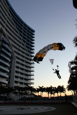 Lauderdale Air Show Opens With Parachute Landing of 101st Airborne at W Fort Lauderdale