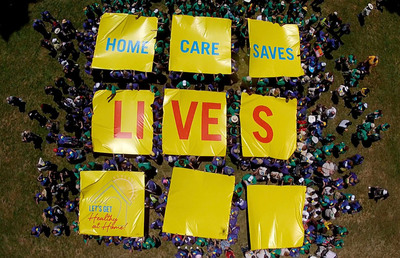 "Proveedores de cuidado en el hogar crean la primera foto aérea en el Capitolio Estatal para decir a los legisladores: El cuidado en el hogar ahorra dinero y salva vidas"