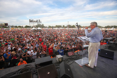 Luis Palau Festival Heats Up 75,000 in Sacramento